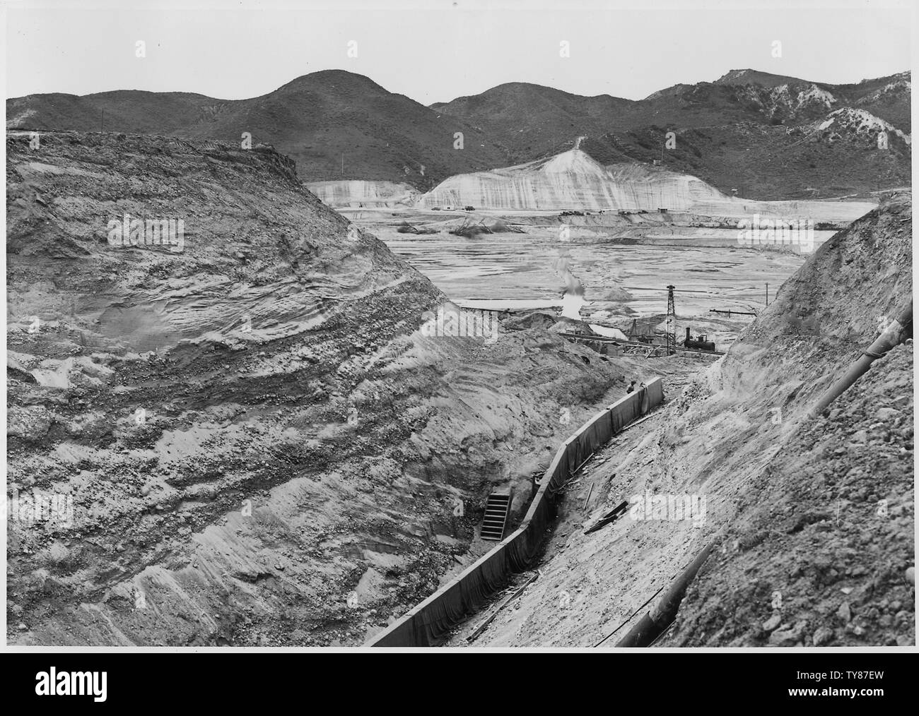 Los Angeles - Prado Dam Teilprojekt Nr. 210 - Arbeit unter Vertrag - Regelmäßige Mittel- 31. März, 1939. Vol. XIV, Nr. 10. Blick nach Westen entlang der Achse des Dam zeigt einen Teil der X-Y-Keywall im Vordergrund. Der Kran gezeigt in Abbildung Nr. 9, kann man über das Ende der X-Y-Keywall werden. Stockfoto