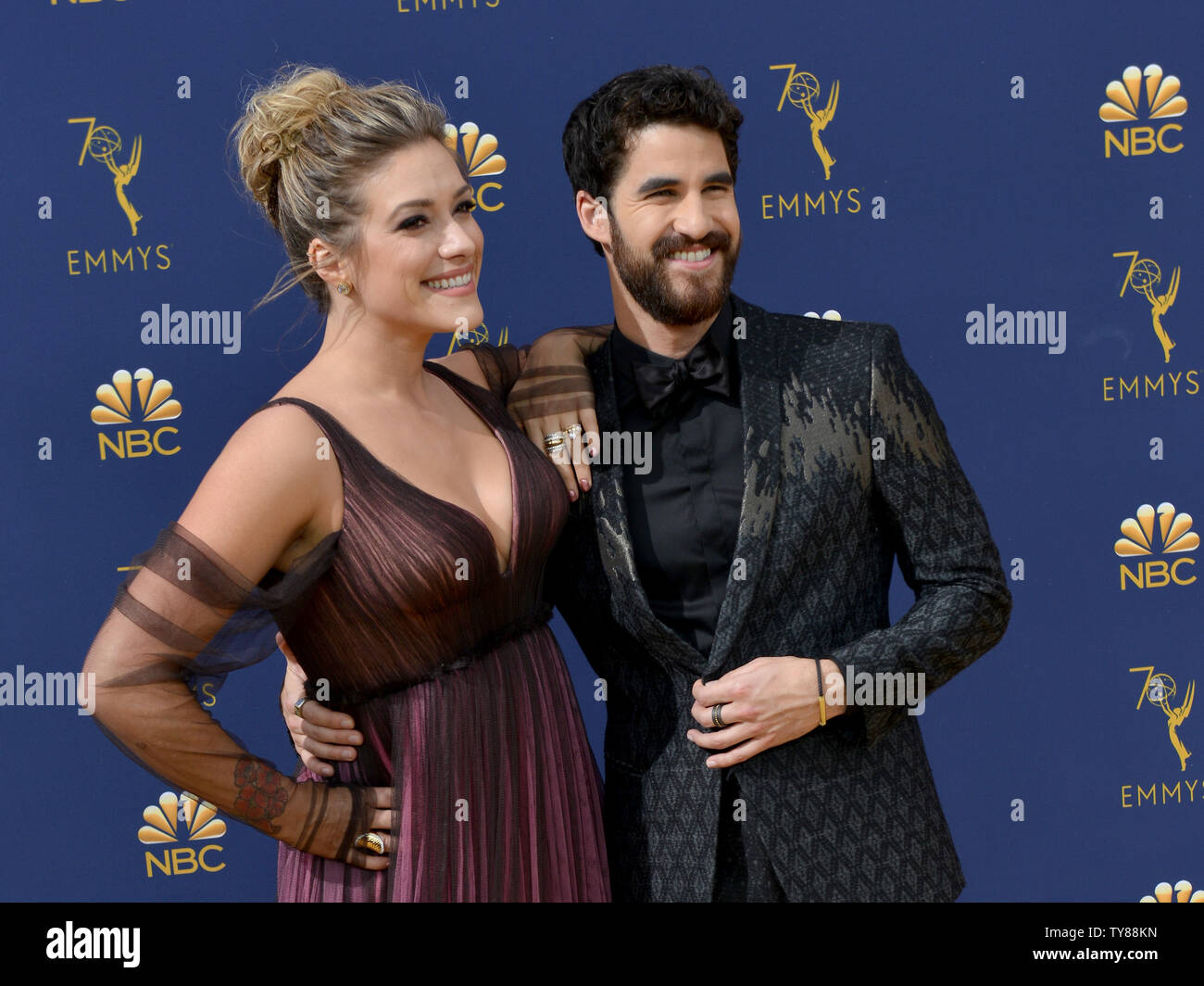 Schauspieler Darren Criss (R) und Mia Swier nehmen an der 70. jährlichen Primetime Emmy Awards, die in den Microsoft Theater in der Innenstadt von Los Angeles am 17. September 2018. Foto von Christine Kauen/UPI Stockfoto Schauspieler Darren Criss (R) und Mia Swier nehmen an der 70. jährlichen Primetime Emmy Awards, die in den Microsoft Theater in der Innenstadt von Los Angeles am 17. September 2018. Foto von Christine Kauen/UPI Stockfoto
