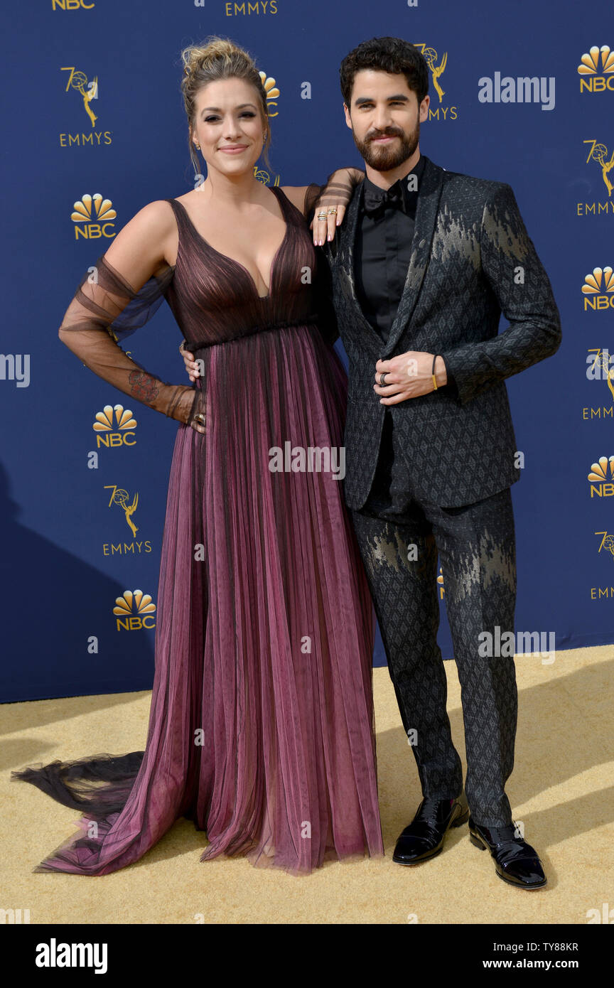Schauspieler Darren Criss (R) und Mia Swier nehmen an der 70. jährlichen Primetime Emmy Awards, die in den Microsoft Theater in der Innenstadt von Los Angeles am 17. September 2018. Foto von Christine Kauen/UPI Stockfoto Schauspieler Darren Criss (R) und Mia Swier nehmen an der 70. jährlichen Primetime Emmy Awards, die in den Microsoft Theater in der Innenstadt von Los Angeles am 17. September 2018. Foto von Christine Kauen/UPI Stockfoto