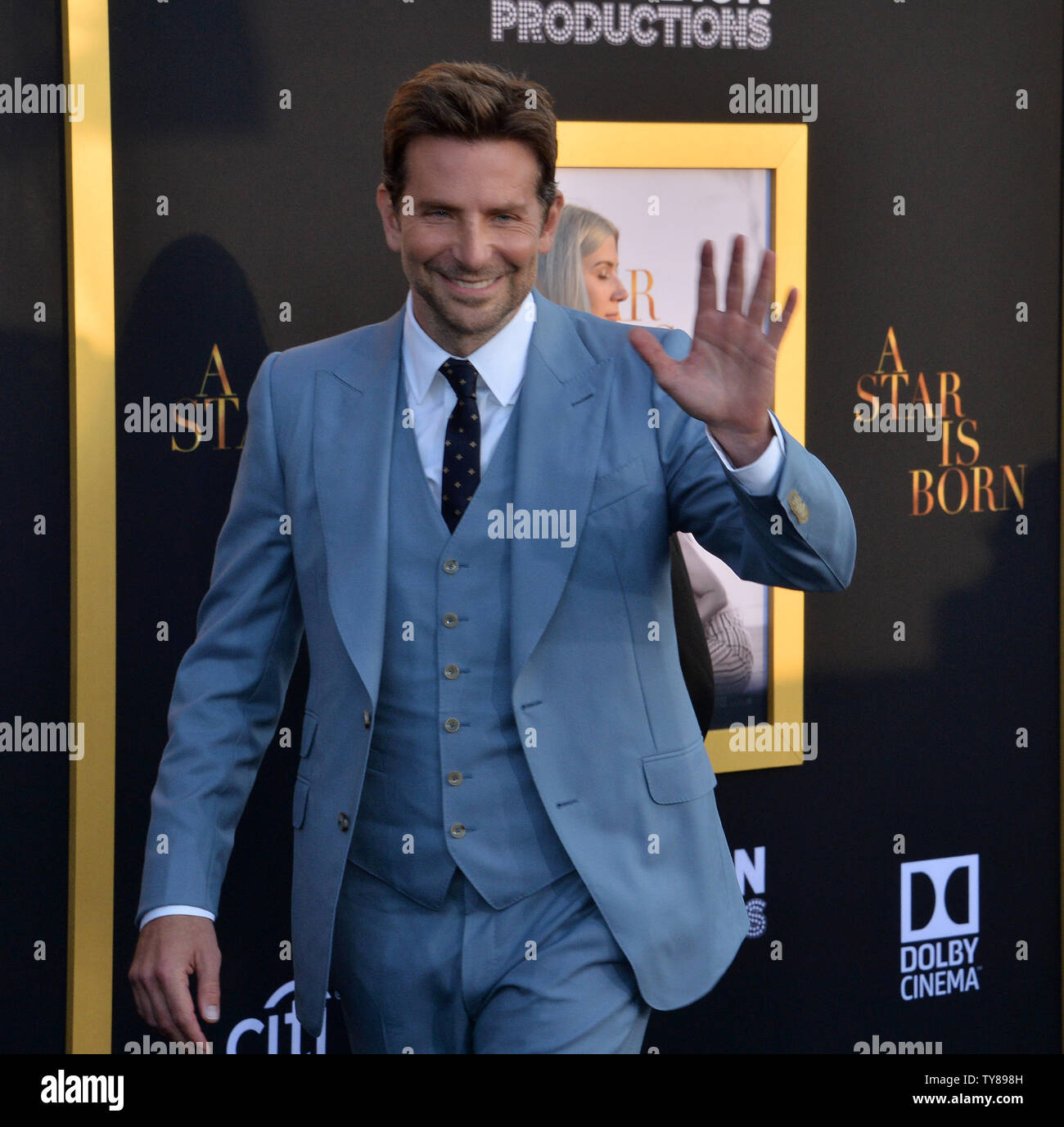 Warf Mitglied Bradley Cooper besucht die Premiere der romantischen motion picture musikalische Drama "ein Star ist geboren" im Shrine Auditorium in Los Angeles am 24. September 2018. Das Remake erzählt die Geschichte von erfahrener Musiker Jackson Maine (Bradley Cooper), der entdeckt - und verliebt sich in - Kämpfen artist Ally (Gaga). Sie hat gerade über oben auf Ihrem Traum zu machen, groß wie ein Sänger - bis Jack überredet, sie in den Mittelpunkt. Aber auch die Karriere Verbündeten ab, die persönliche Seite ihrer Beziehung bricht, wie Jack kämpft ein laufender Kampf mit seinem eigenen inneren Dämonen. Foto b Stockfoto