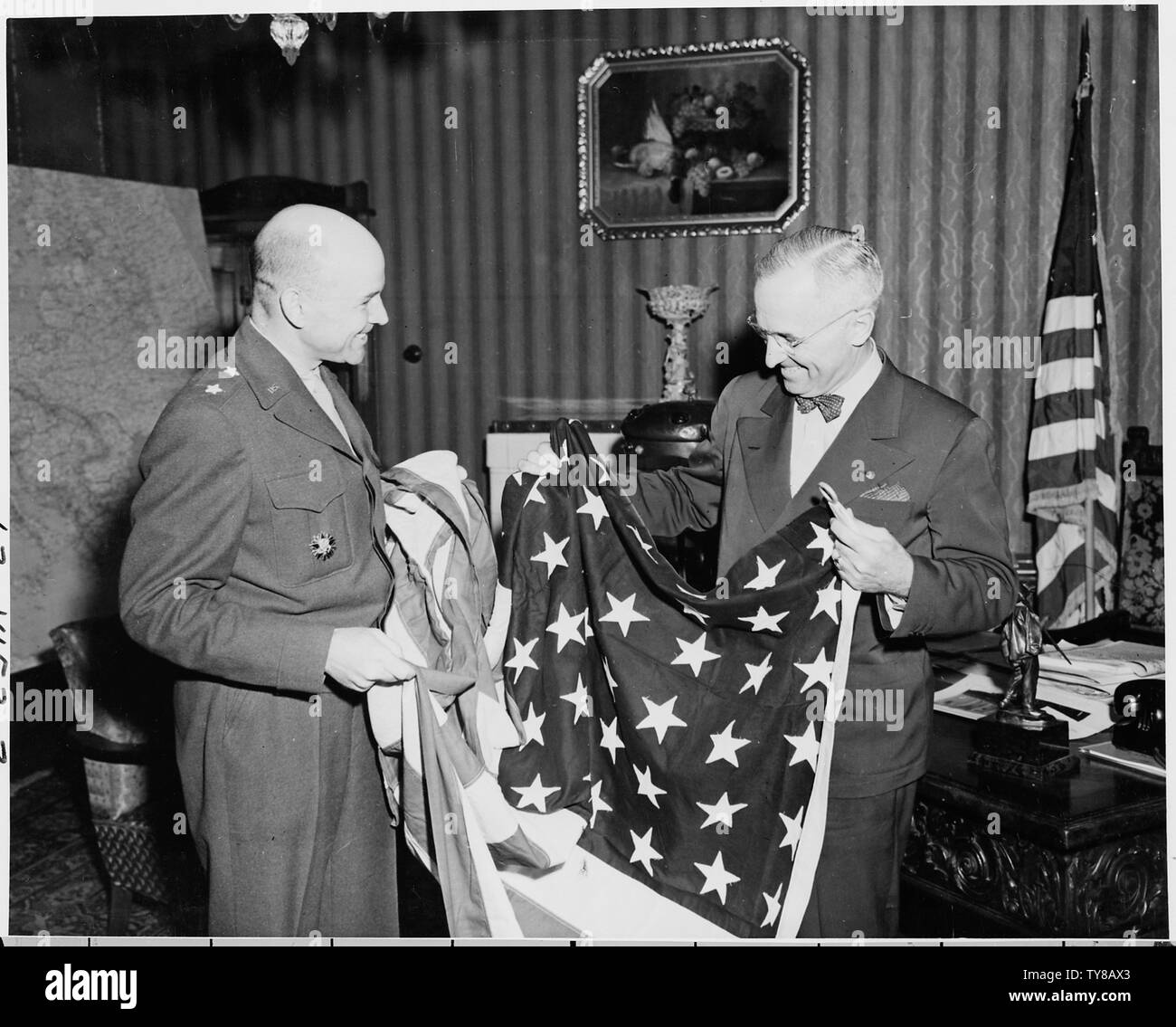 Major General Floyd L. Parks präsentiert unter der Flagge der Befreiung zu Präsident Harry S. Truman in Berlin, Deutschland. Präsident Truman ist in Deutschland die Potsdamer Konferenz zu besuchen. Die unter der Flagge der Befreiung flog über die Hauptstädte der Achsenmächte. Stockfoto
