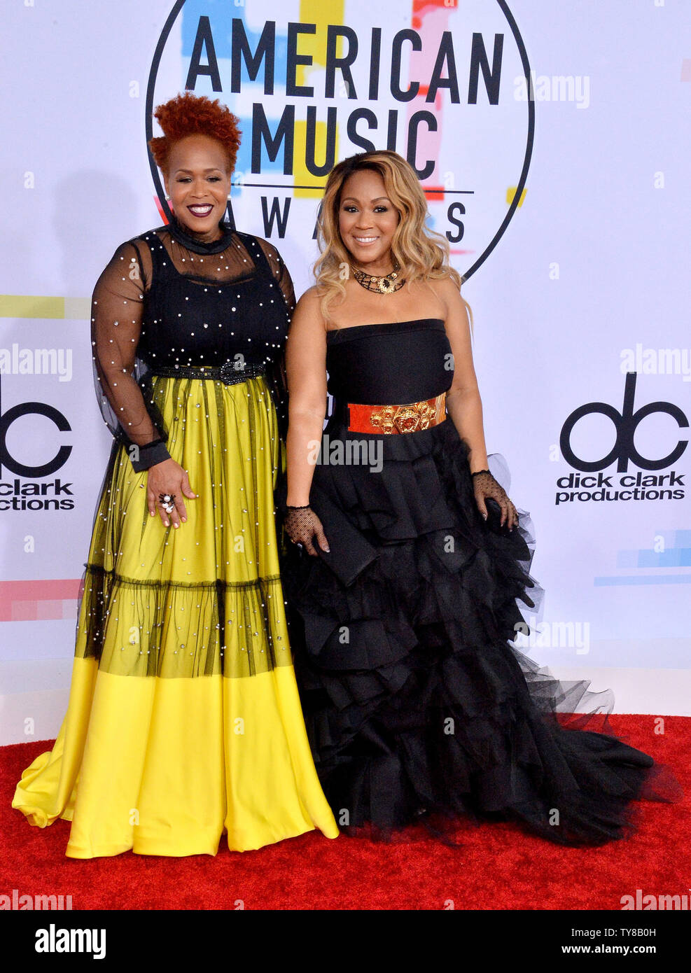 Tina Campbell (L) und Erica Campbell von Mary Mary kommen für die 46. jährlichen American Music Awards, die in den Microsoft Theater in Los Angeles, die am 9. Oktober 2018. Foto von Jim Ruymen/UPI Stockfoto