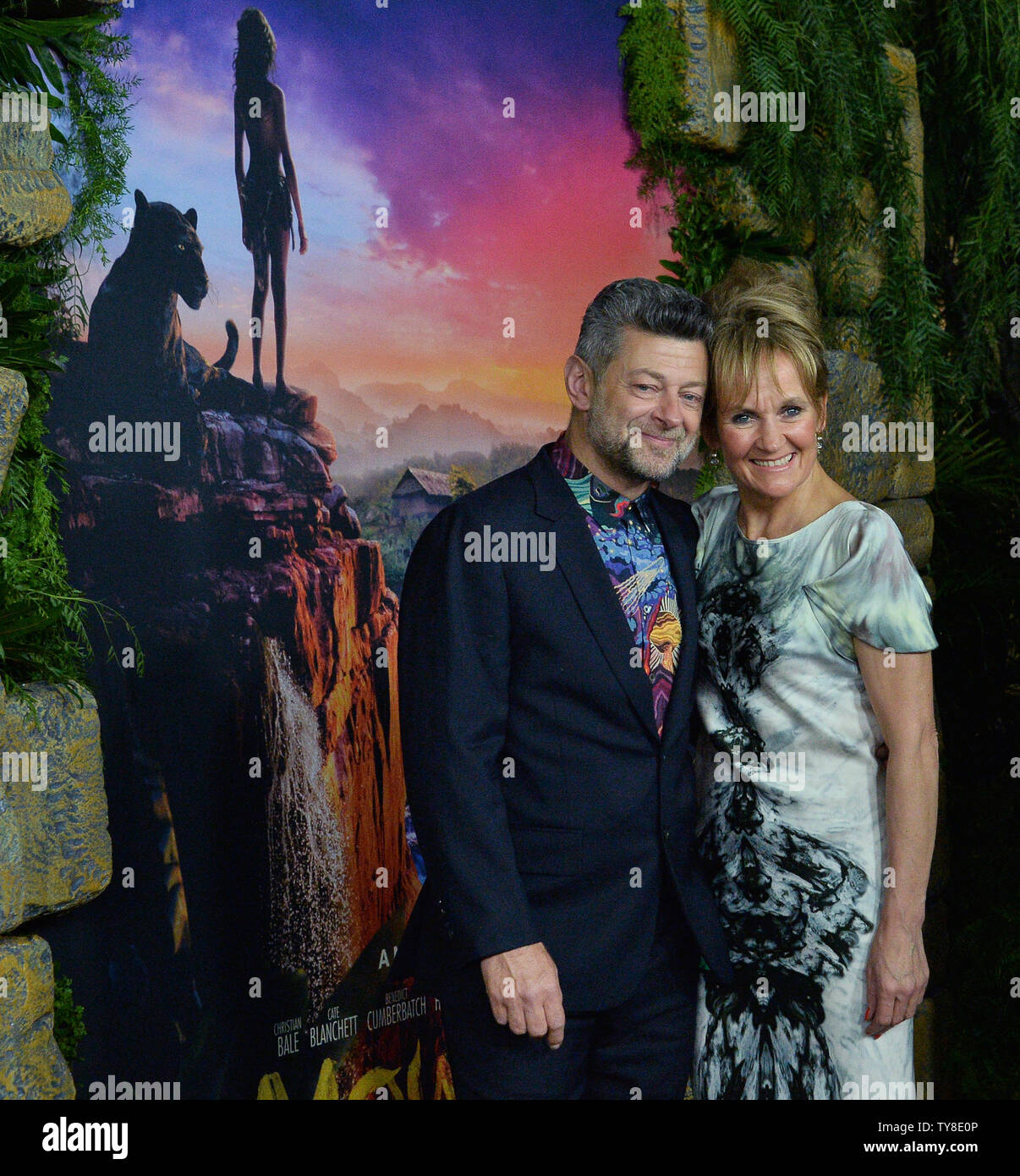 Regisseur Andy Serkis und seine Frau Lorraine Ashbourne Besuchen die Premiere der motion picture Drama 'Mowgli: Legende der Dschungel" am ArcLight Hollywood Kino Dome im Abschnitt von Los Angeles am 28 November, 2018. Basierend auf dem Roman von Rudyard Kipling Die Geschichte folgt die Erziehung der menschlichen Kind mowgli von einem Rudel von Wölfen im Dschungel von Indien angehoben. Als er die oft harten Regeln des Dschungels lernt unter der Aufsicht eines Bären namens Baloo und ein Schwarzer Panther Bagheera genannt, Mowgli wird von den Tieren des Dschungels als einen der Ihren akzeptiert, außer einem, der furchterregende Stockfoto