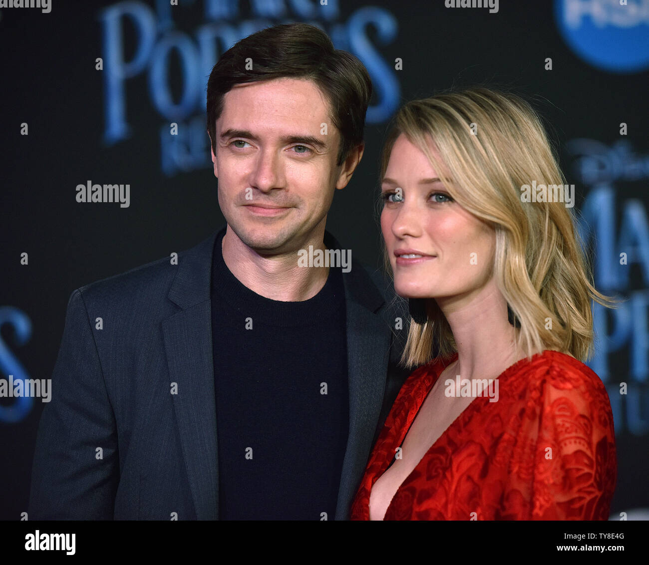 Topher Grace (L) und seine Frau Ashley Hinshaw besuchen die Weltpremiere von 'Mary Poppins' zurück an den Dolby Theatre in Los Angeles, Kalifornien am 29. November 2018. Foto von Chris Kauen/UPI Stockfoto