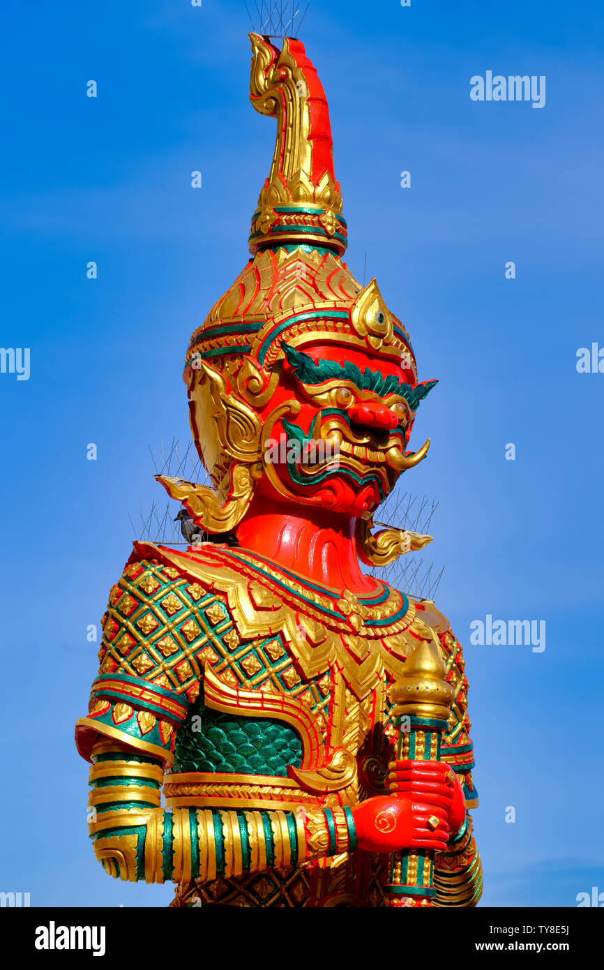 Statue eines Yak oder Erziehungsberechtigten Daemon in Wat Bang Phra, berühmt für die magische Tattoos Es verwaltet wird; in der Nähe von Nakhon Chaisi, Thailand Stockfoto