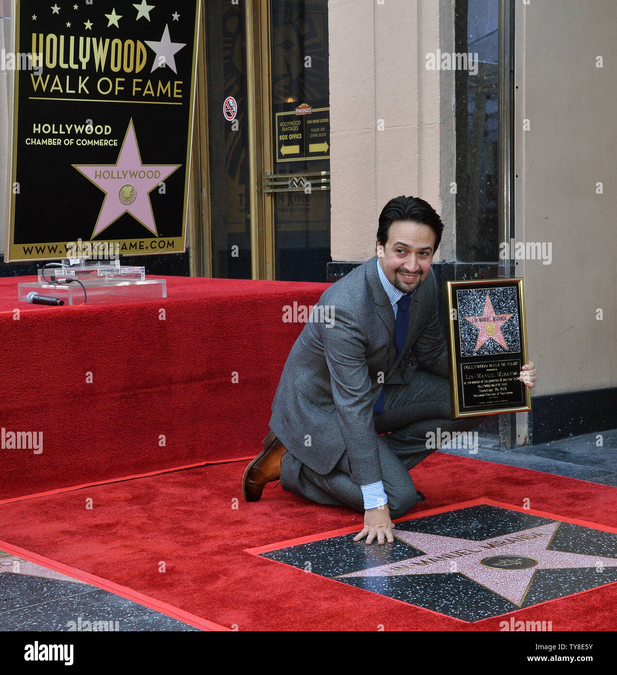 Amerikanische Komponist, Lyriker, Dramatiker, Rapper und Schauspieler Lin-Manuel Miranda, am besten für die Erstellung und die Hauptrolle in der Broadway Musicals "in der Höhe" und "Hamilton" hält eine Replik Plakette während einer enthüllungsfeier ihn ehrt mit dem 2.652 nd Stern auf dem Hollywood Walk of Fame in Los Angeles am 30. November 2018 bekannt. Foto von Jim Ruymen/UPI Stockfoto