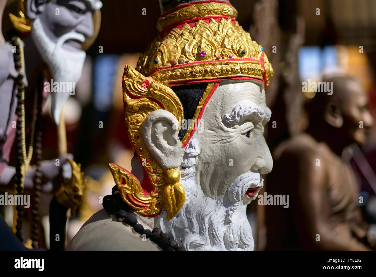 Die Zahlen der Mönche und 'Lehmann' (im indischen Stil Eremiten) im Wat Bang Phra, berühmt für die magische Tattoos Es verwaltet wird; in der Nähe von Nakhon Chaisi, Thailand Stockfoto
