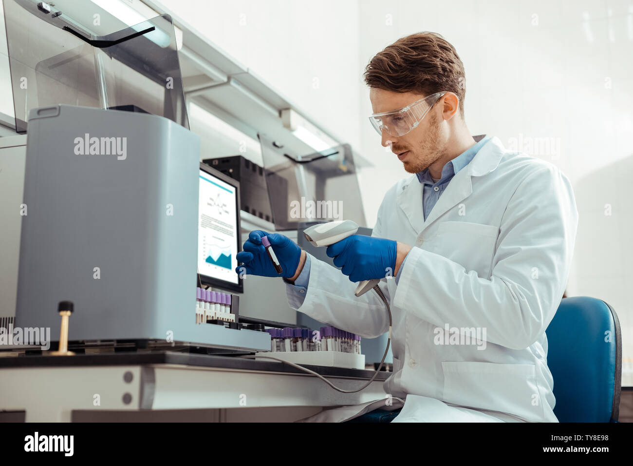 Smart bärtiger Mann mit einem professionellen Scanner Stockfoto