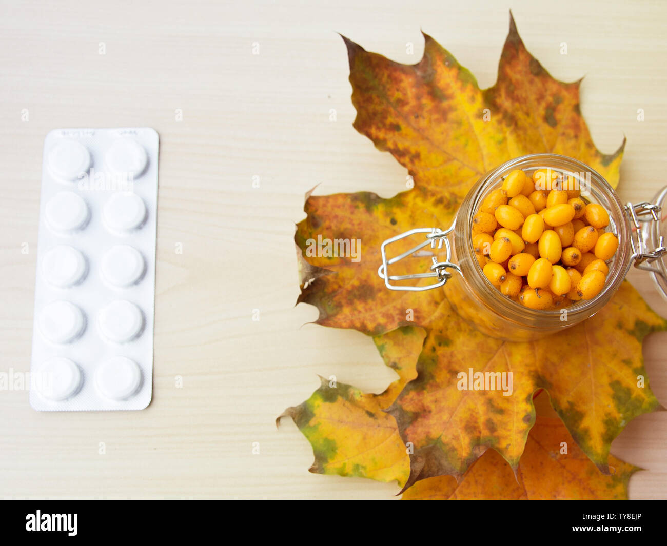 Behandlung der Volksmedizin, Tabletten, Sanddorn, alternative Medizin, Komplementärmedizin Stockfoto