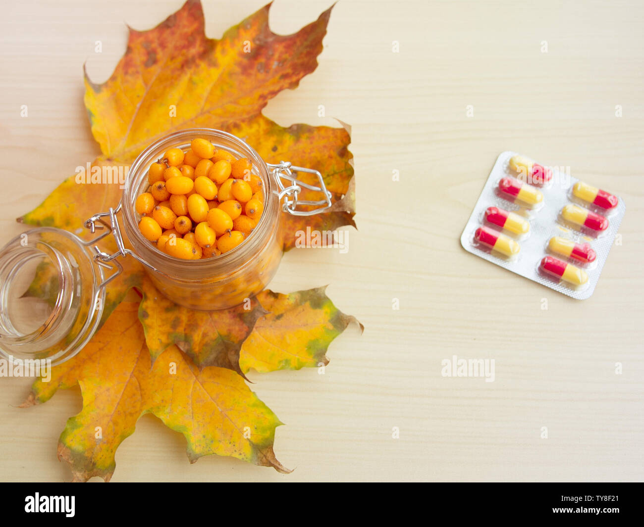 Behandlung der Volksmedizin, Tabletten, Sanddorn, alternative Medizin, Komplementärmedizin Stockfoto