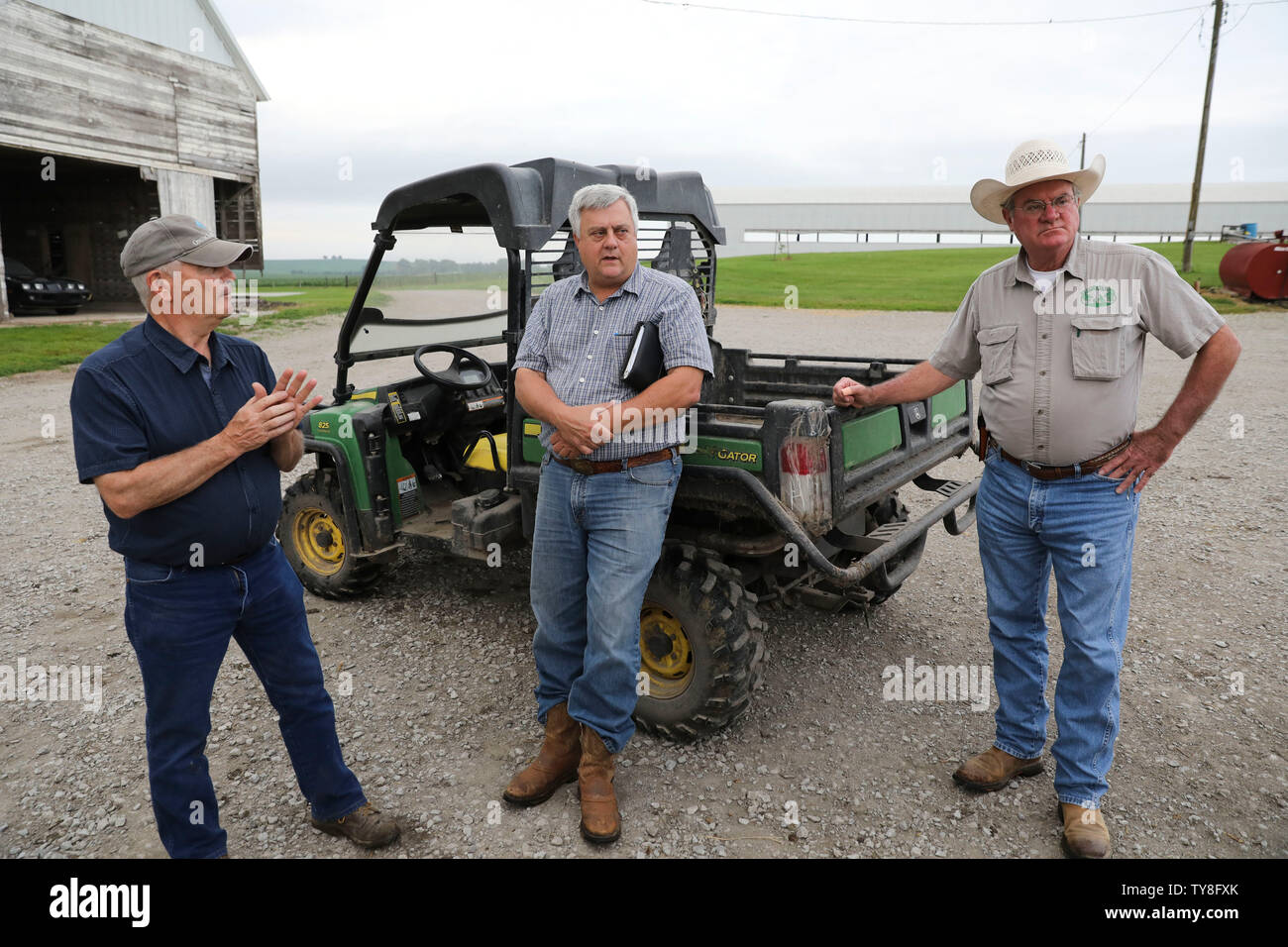 Atlantik, des mittleren Westenszustand von Iowa. Juni, 2019 18. Bauernhof Inhaber Bill Pellett (L) spricht mit seinem Partner Phil Schinken und James Vaughn an seine Familie Bauernhof im Atlantik, einer kleinen Stadt im mittleren Westen der Zustand von Iowa, USA Juni 18, 2019. Von Rindern, die Zuführungen in Iowa zu Pecan Erzeuger in Georgia, USA die Landwirte sind sich Gedanken über weitere Schäden verursacht durch Unsicherheiten im Markt, die Spannungen zwischen den zwei größten Volkswirtschaften der Welt zu ziehen. Um mit der Funktion: US-Landwirte durch Schäden, die durch die Unsicherheiten der Credit: Wang Ying/Xinhua/Alamy Leben Nachrichten verursacht frustriert Stockfoto