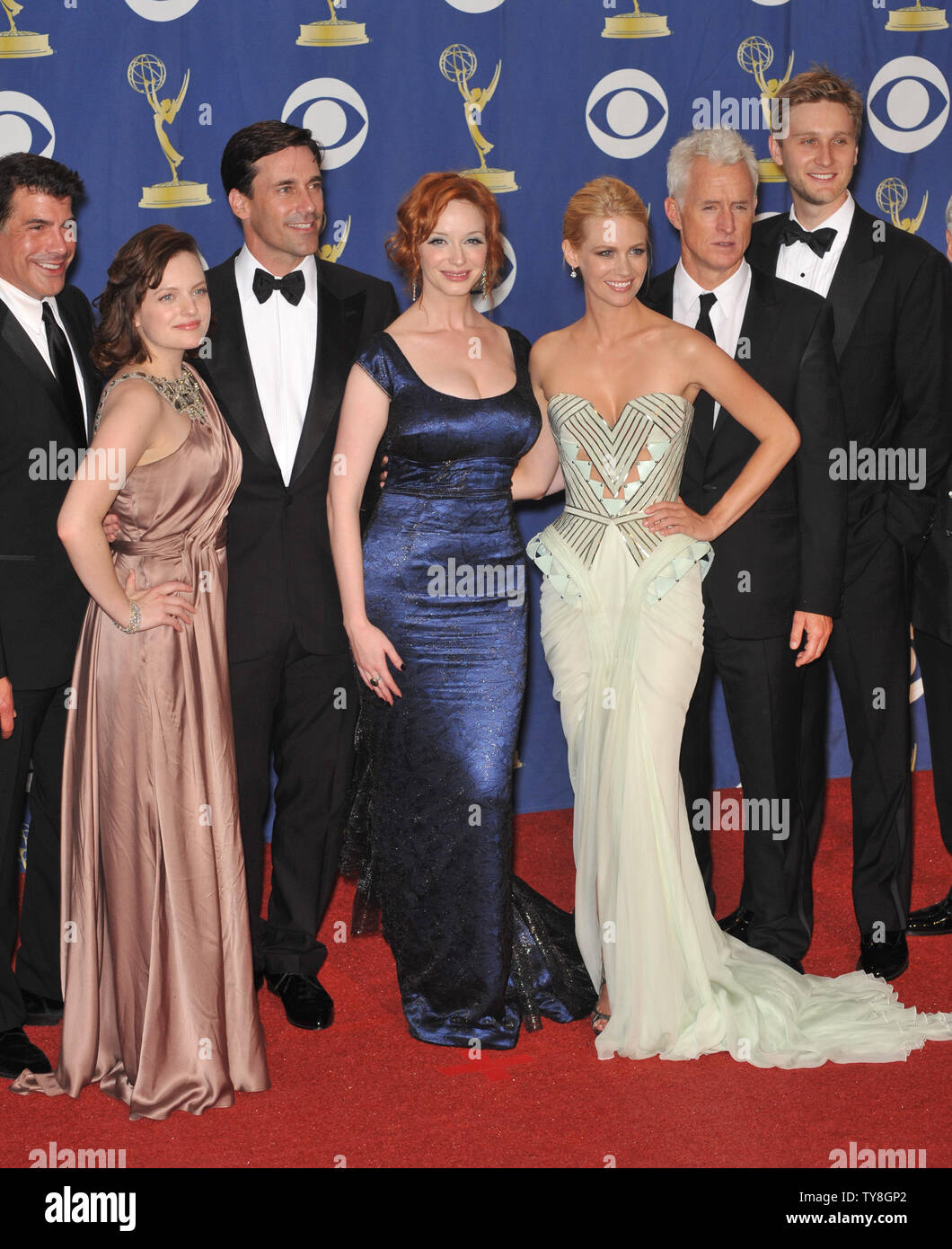 LOS ANGELES, Ca. September 20, 2009: Besetzung von Mad Men - einschließlich Elizabeth Moss, John Hamm, Christina Hendricks, Januar Jones auf der 61 Primetime Emmy Awards im Nokia Theatre L.A. Leben. © 2009 Paul Smith/Featureflash Stockfoto