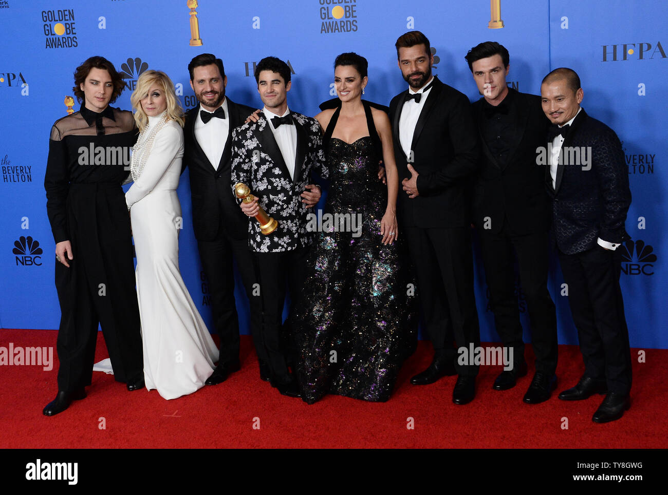 (L-R) Cody Farn, Judith Light, Edgar Ramirez, Darren Criss, Penelope Cruz, Ricky Martin, Finn Wittrock und Jon Jon Briones erscheinen Backstage, nachdem er den Preis für die Beste TV-Serie oder Motion Picture Made for Television für "Die Ermordung von Gianni Versace: American Crime Story", die im Rahmen der 76. jährlichen Golden Globe Awards im Beverly Hilton Hotel in Beverly Hills, Kalifornien am 6. Januar 2019. Foto von Jim Ruymen/UPI Stockfoto