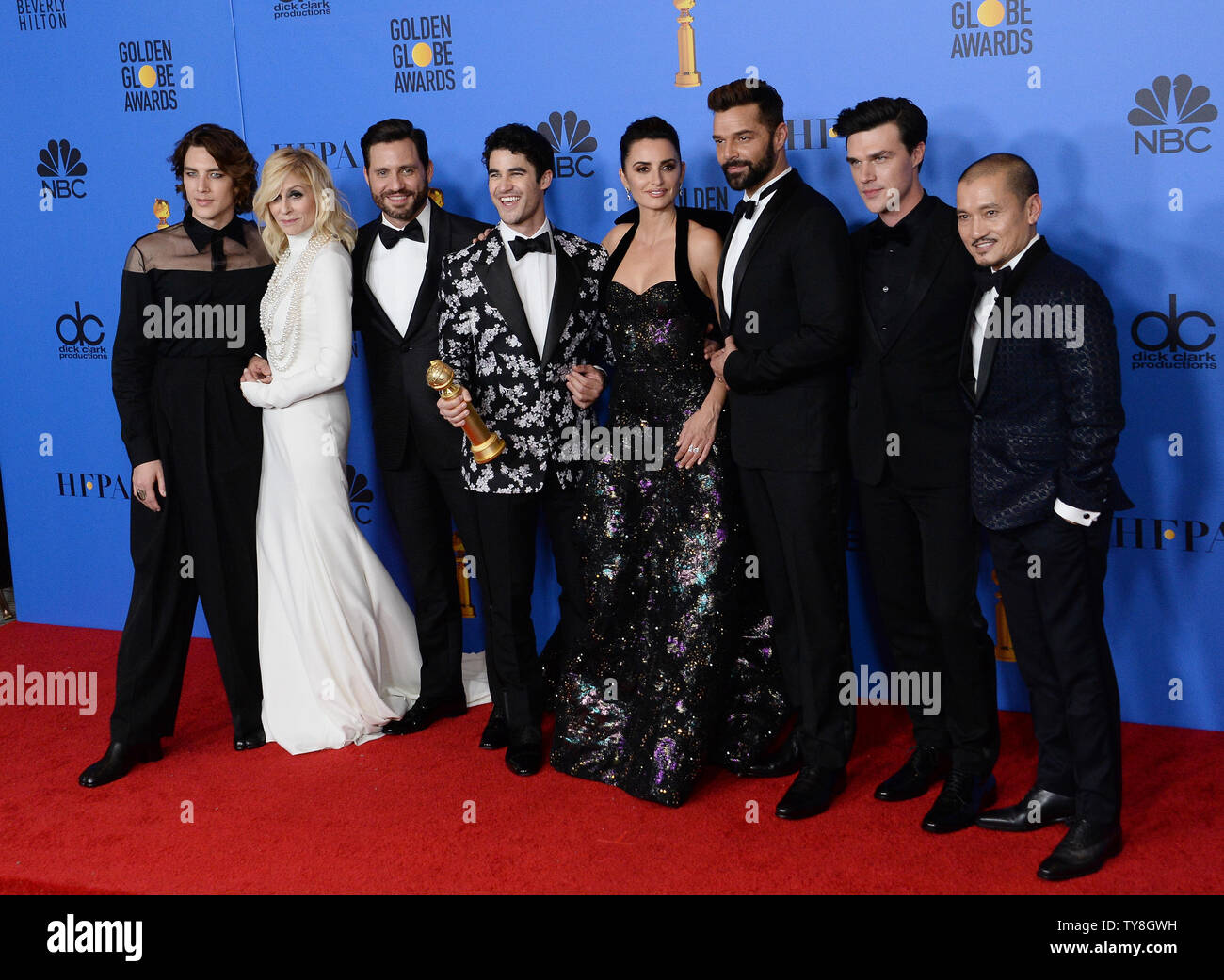 (L-R) Cody Farn, Judith Light, Edgar Ramirez, Darren Criss, Penelope Cruz, Ricky Martin, Finn Wittrock und Jon Jon Briones erscheinen Backstage, nachdem er den Preis für die Beste TV-Serie oder Motion Picture Made for Television für "Die Ermordung von Gianni Versace: American Crime Story", die im Rahmen der 76. jährlichen Golden Globe Awards im Beverly Hilton Hotel in Beverly Hills, Kalifornien am 6. Januar 2019. Foto von Jim Ruymen/UPI Stockfoto