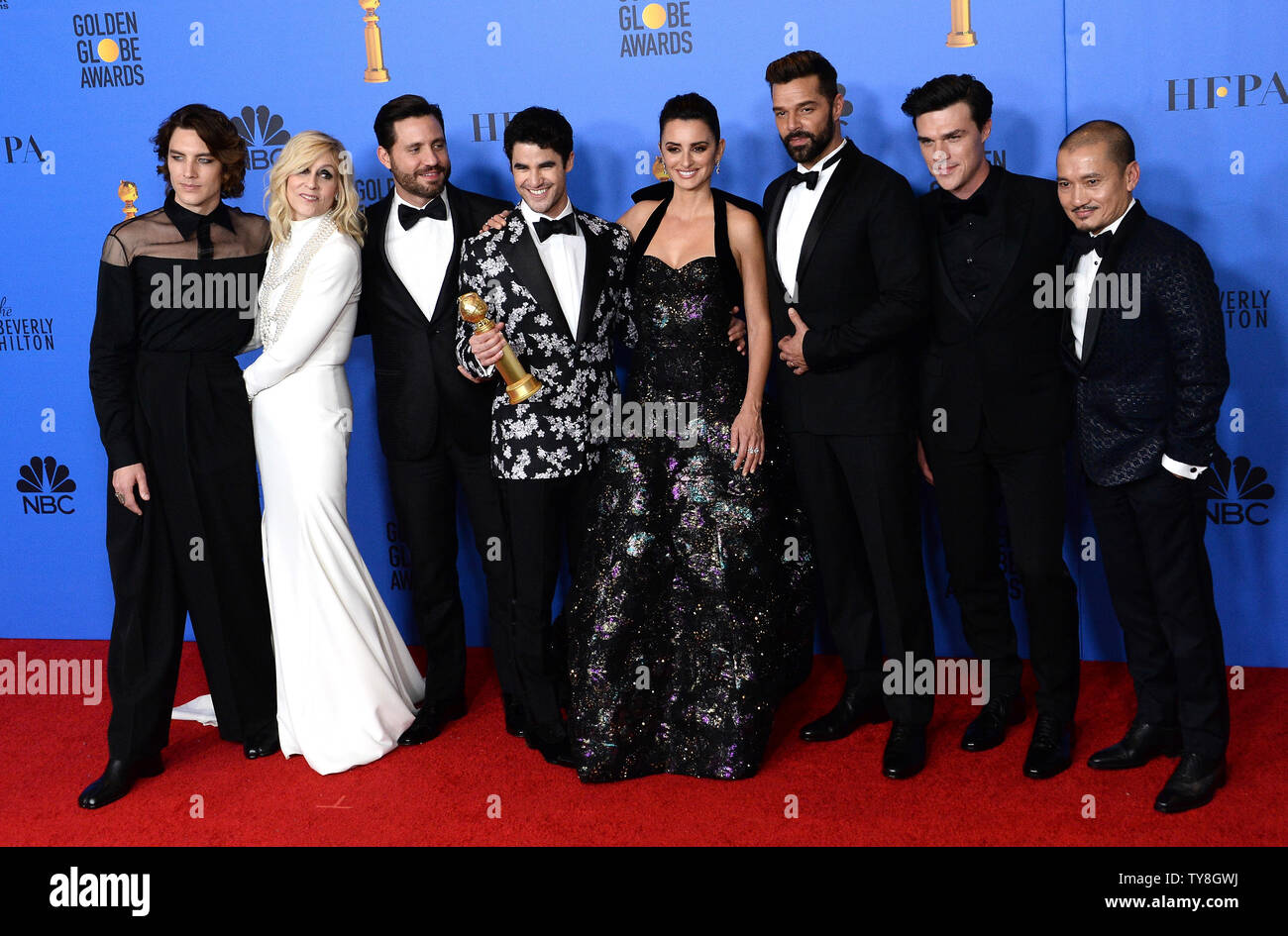 (L-R) Cody Farn, Judith Light, Edgar Ramirez, Darren Criss, Penelope Cruz, Ricky Martin, Finn Wittrock und Jon Jon Briones erscheinen Backstage, nachdem er den Preis für die Beste TV-Serie oder Motion Picture Made for Television für "Die Ermordung von Gianni Versace: American Crime Story", die im Rahmen der 76. jährlichen Golden Globe Awards im Beverly Hilton Hotel in Beverly Hills, Kalifornien am 6. Januar 2019. Foto von Jim Ruymen/UPI Stockfoto