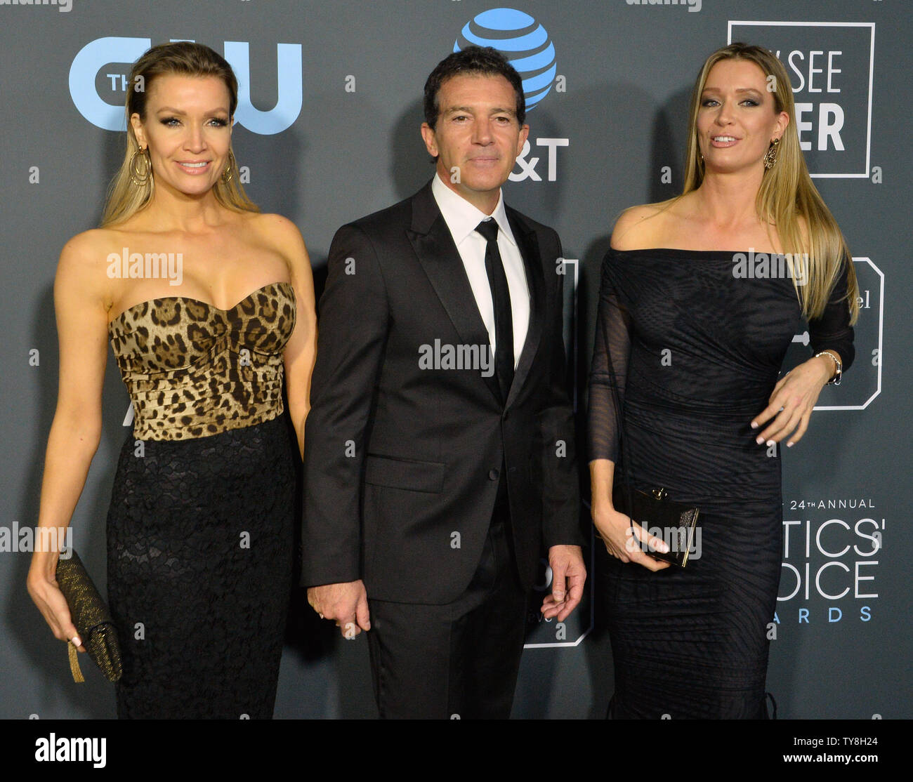 Nicole Kimpel, Antonio Banderas und Barbara Kimpel nehmen an der 24. jährlichen Critics' Choice Awards auf der Barker Hangar in Santa Monica, Kalifornien am 13. Januar 2019. Foto von Jim Ruymen/UPI Stockfoto