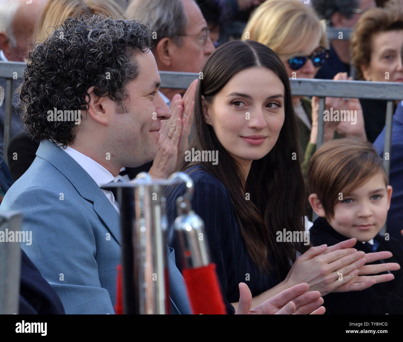 Venezolanische Dirigent Gustavo Dudamel Seine Frau Die Schauspielerin Maria Valverde Rodriguez Und Sohn Martine Nehmen An Der Zeremonie Zu Ehren Maestro Gustavo Dudamel Mit Einem Stern Auf Dem Hollywood Walk Of Fame