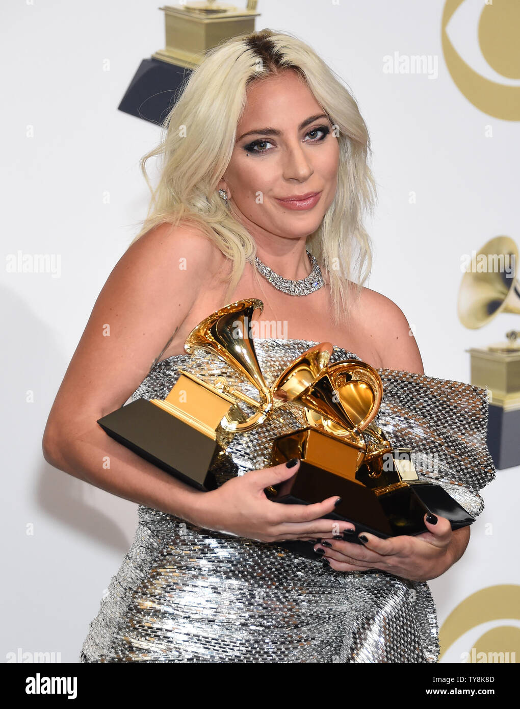 Lady Gaga wird Backstage mit ihren Auszeichnungen für den besten Song für visuelle Medien geschrieben für die Heiligen, "Best Pop Duo Gruppe Leistung mit Bradley Cooper und Best Pop Solo Performance für "Joanne (wo Sie denken, dass Sie Goin'?' während des 61. jährlichen Grammy Awards im Staples Center in Los Angeles am 10. Februar 2019 statt. Foto von Gregg DeGuire/UPI Stockfoto