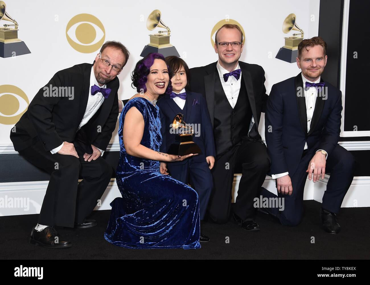 Lucy Kalantari & Jazz Katzen backstage mit ihren Award für Best Children's Album wird für "Alle Sounds", während die 61. jährlichen Grammy Awards im Staples Center in Los Angeles am 10. Februar 2019. Foto von Gregg DeGuire/UPI Stockfoto