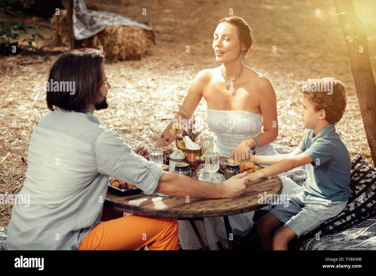 Friedliche Familie zusammen zu sitzen um den Tisch begeistert Stockfoto