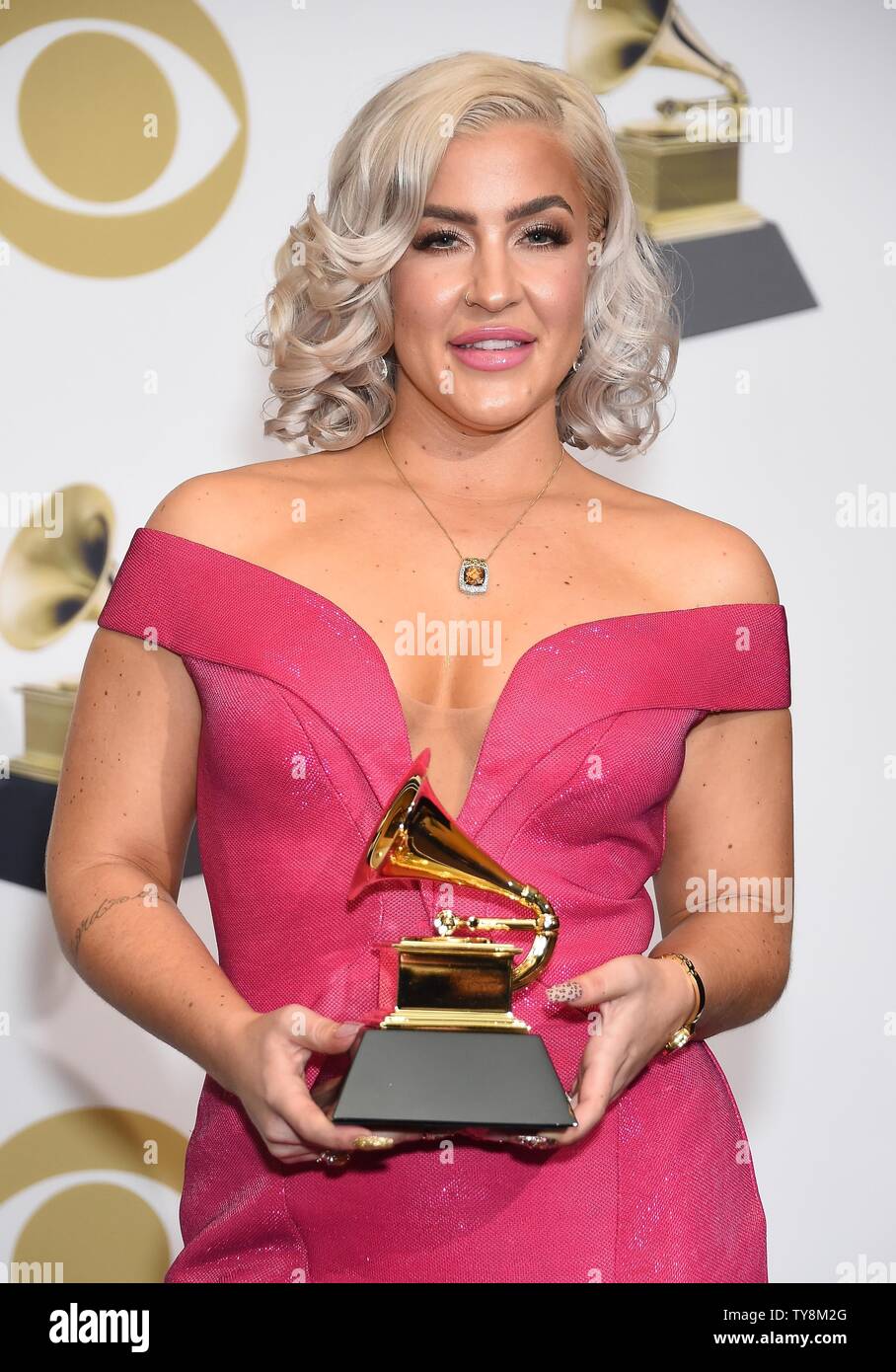 Joelle James erscheint Backstage mit ihren Preis für die beste R&B-Song für "Buh würde", während die 61. jährlichen Grammy Awards im Staples Center in Los Angeles am 10. Februar 2019 statt. Foto von Gregg DeGuire/UPI Stockfoto