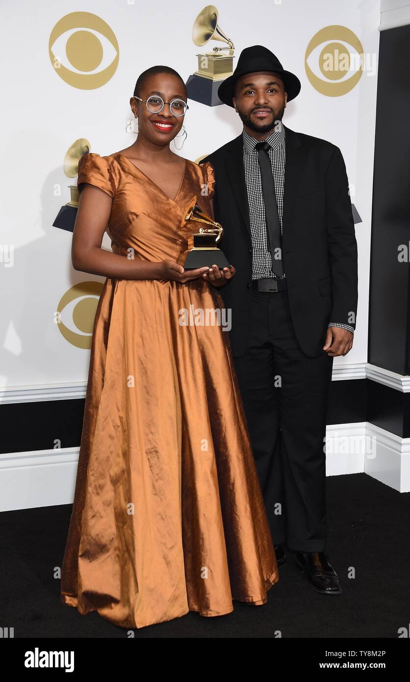 Cecile McLorin Salvant (L) erscheint hinter der Bühne mit Ihren Award für Best Jazz Vocal Album für "das Fenster", während die 61. jährlichen Grammy Awards im Staples Center in Los Angeles am 10. Februar 2019 statt. Foto von Gregg DeGuire/UPI Stockfoto