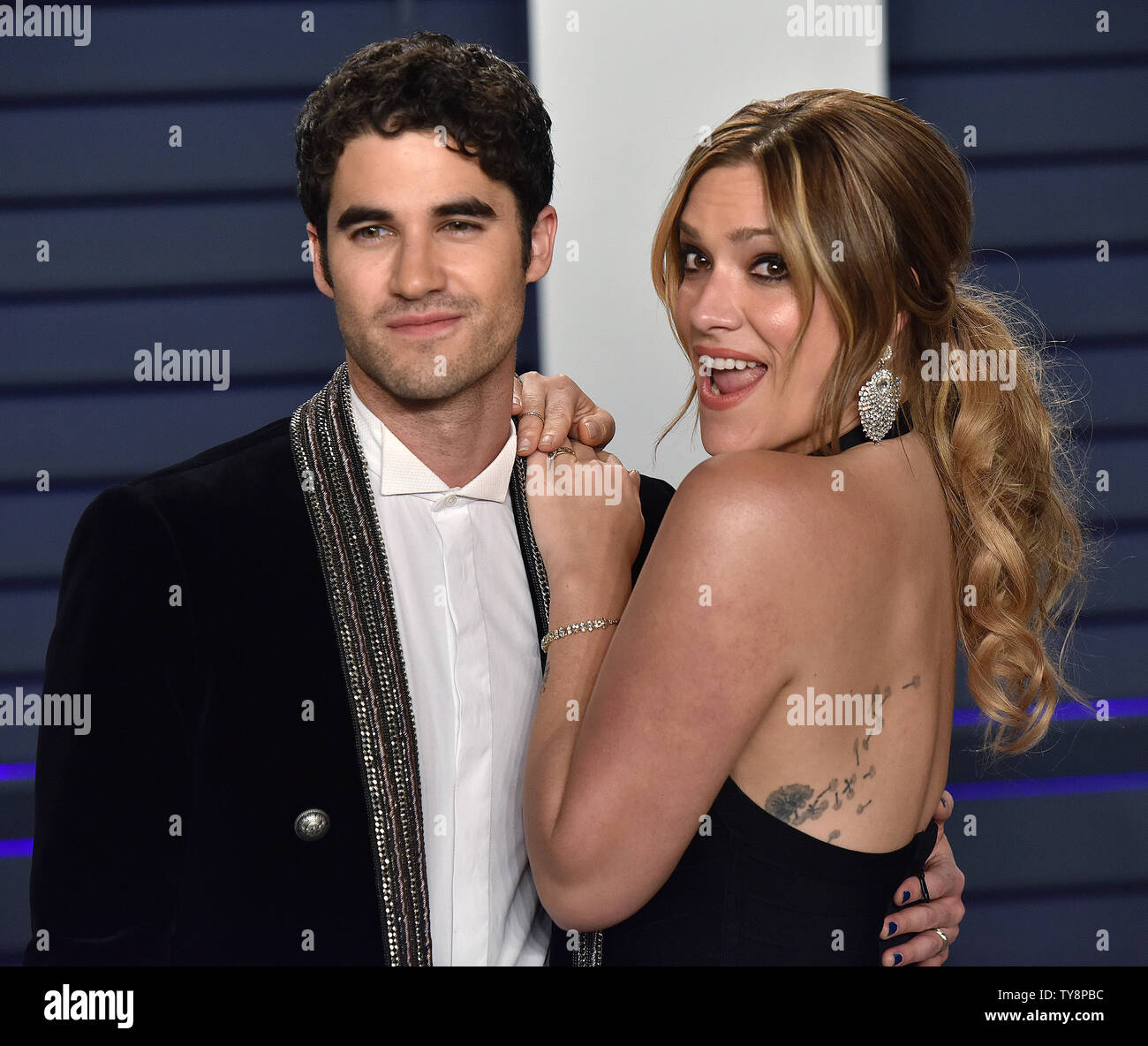 Darren Criss (L) und Mia Swier kommen für die Vanity Fair Oscar Party im Wallis Annenberg Center für Darstellende Künste in Beverly Hills, Kalifornien am 24. Februar 2019. Foto von Christine Kauen/UPI Stockfoto Darren Criss (L) und Mia Swier kommen für die Vanity Fair Oscar Party im Wallis Annenberg Center für Darstellende Künste in Beverly Hills, Kalifornien am 24. Februar 2019. Foto von Christine Kauen/UPI Stockfoto