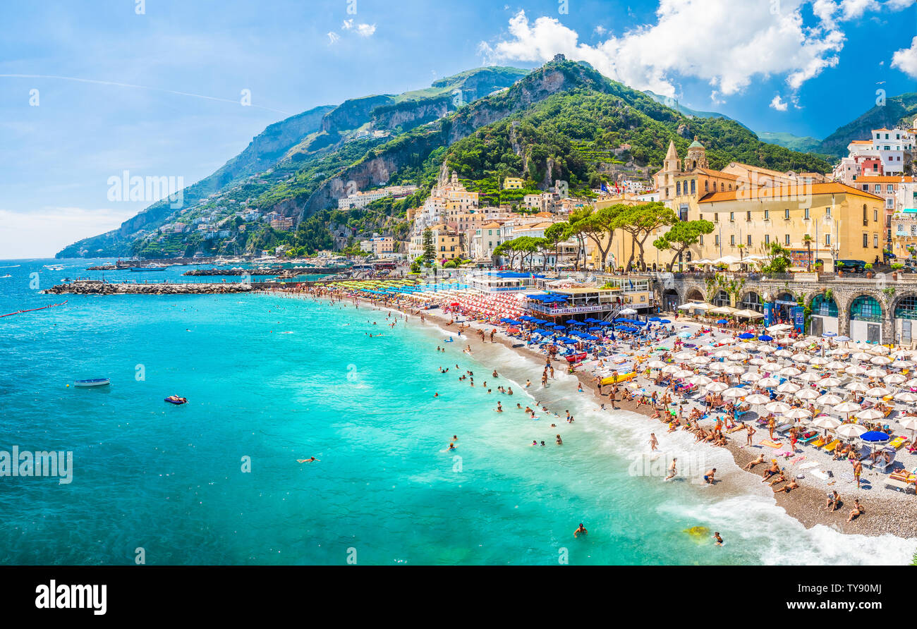Landschaft mit tollen Strand von Amalfi entfernt an der berühmten Amalfiküste, Italien Stockfoto