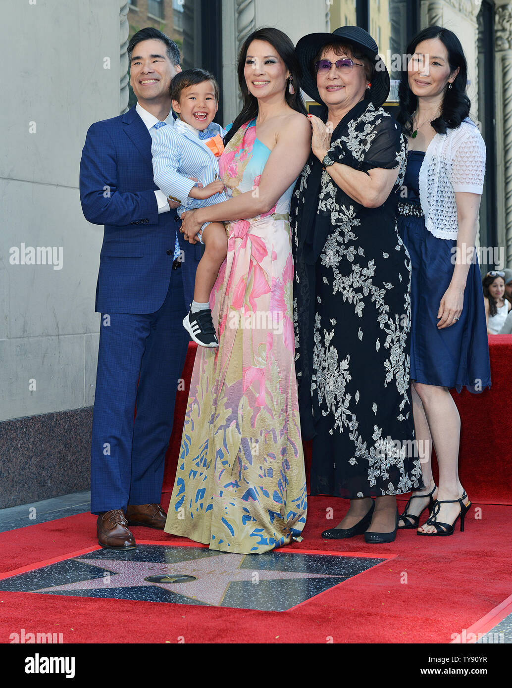 Lucy Liu (Mitte), ihr Bruder Alex Liu (ganz links), ihr Sohn Rockwell  Lloyd, ihre Mutter Cecilia Liu und ihre Schwester Jenny Liu (ganz rechts)  an den Star Enthüllungsfeier ehrt die Schauspielerin mit