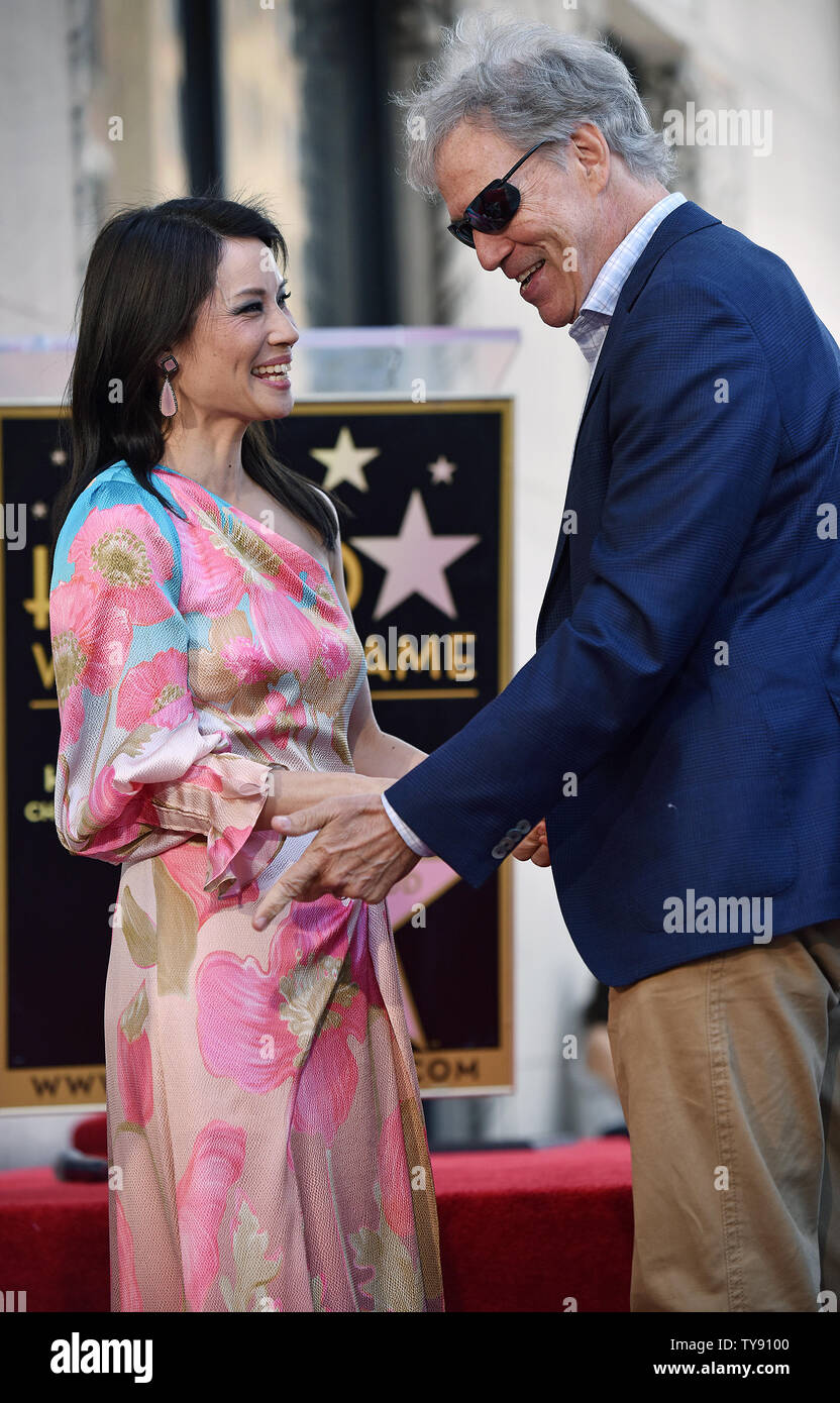 David E. Kelley gratuliert Lucy Liu (L) am Stern enthüllungsfeier Liu ehrt mit dem 2.662 nd Stern auf dem Hollywood Walk of Fame in Los Angeles, Kalifornien am 1. Mai 2019. Foto von Chris Kauen/UPI Stockfoto