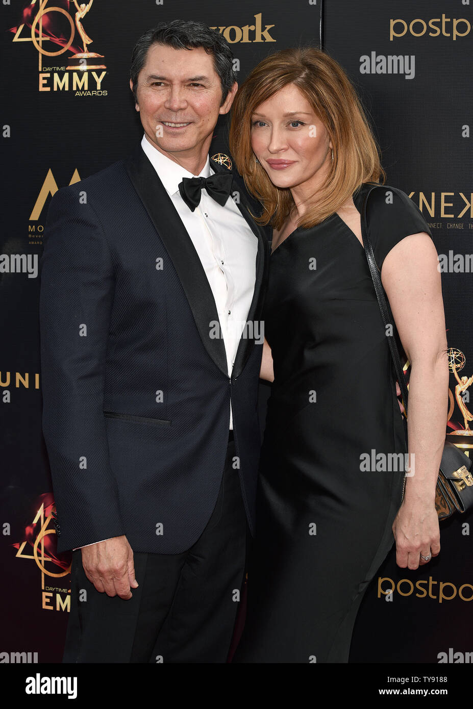 Lou Diamond Phillips (L) und seine Frau Yvonne Boismier Phillips ankommen auf dem roten Teppich für die 46. jährlichen Daytime Emmy Awards am Pasadena Civic Auditorium in Pasadena, Kalifornien am 5. Mai 2019 statt. Foto von Chris Kauen/UPI Stockfoto