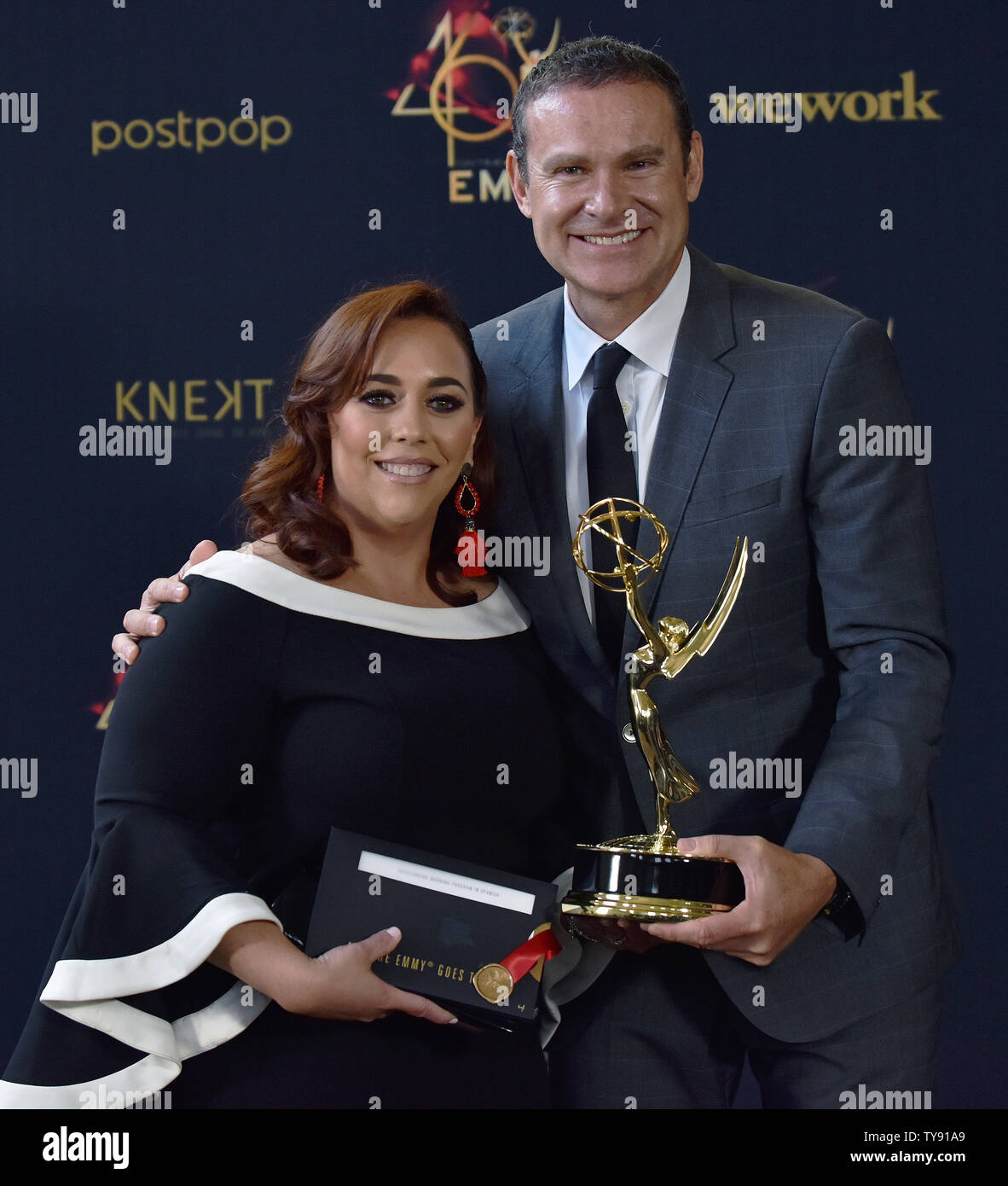 Alan Soil (R) und Glicia Marquez-Pronesti halten sie ihre Daytime Emmy für herausragende Morgen Programm in Spanisch für "espierta Amerika "Backstage in der Presse Zimmer auf der 46. jährlichen Daytime Emmy Awards gehalten am Pasadena Civic Auditorium in Pasadena, Kalifornien am 5. Mai 2019. Foto von Chris Kauen/UPI Stockfoto