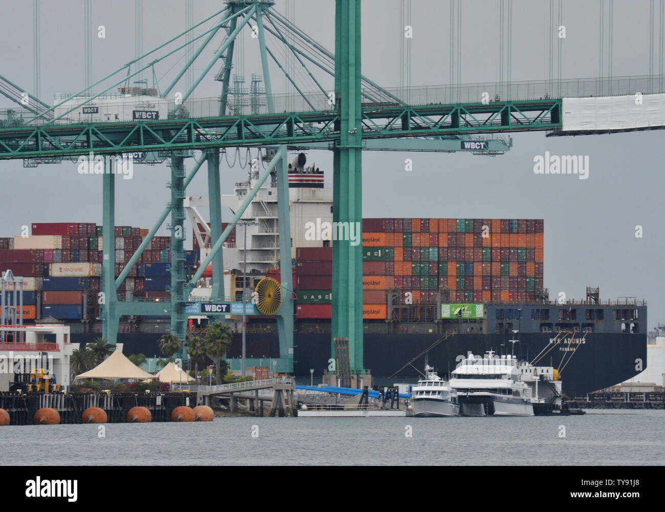 Container Entladen von der Ankunft der Ladung von Schiffen im Hafen von Long Beach in Long Beach, Kalifornien am 13. Mai 2019. China kündigte neue Tarife Montag gegen US-Waren in Reaktion auf die Trumpf Administration heben Zölle auf 200 Mrd. $ in der chinesischen Ware. Foto von Jim Ruymen/UPI Stockfoto