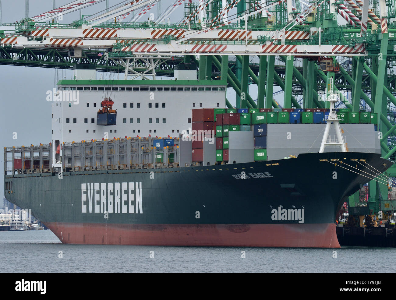 Container Entladen von der Ankunft der Ladung von Schiffen im Hafen von Long Beach in Long Beach, Kalifornien am 13. Mai 2019. China kündigte neue Tarife Montag gegen US-Waren in Reaktion auf die Trumpf Administration heben Zölle auf 200 Mrd. $ in der chinesischen Ware. Foto von Jim Ruymen/UPI Stockfoto