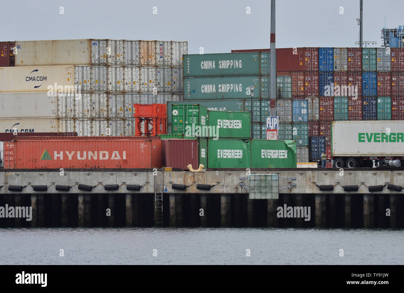 Container sind auf Lkws, die nach dem Entladen von der Ankunft der Ladung von Schiffen im Hafen von Long Beach in Long Beach, Kalifornien am Mai 13, 2019 übertragen. China kündigte neue Tarife Montag gegen US-Waren in Reaktion auf die Trumpf Administration heben Zölle auf 200 Mrd. $ in der chinesischen Ware. Foto von Jim Ruymen/UPI Stockfoto