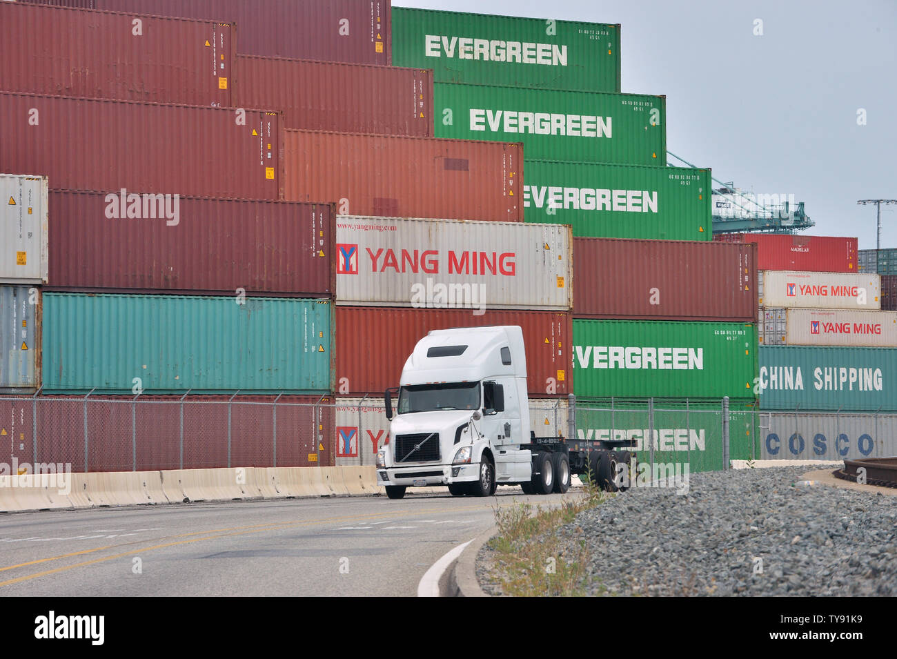 Container sind auf Lkws, die nach dem Entladen von der Ankunft der Ladung von Schiffen im Hafen von Long Beach in Long Beach, Kalifornien am Mai 13, 2019 übertragen. China kündigte neue Tarife Montag gegen US-Waren in Reaktion auf die Trumpf Administration heben Zölle auf 200 Mrd. $ in der chinesischen Ware. Foto von Jim Ruymen/UPI Stockfoto