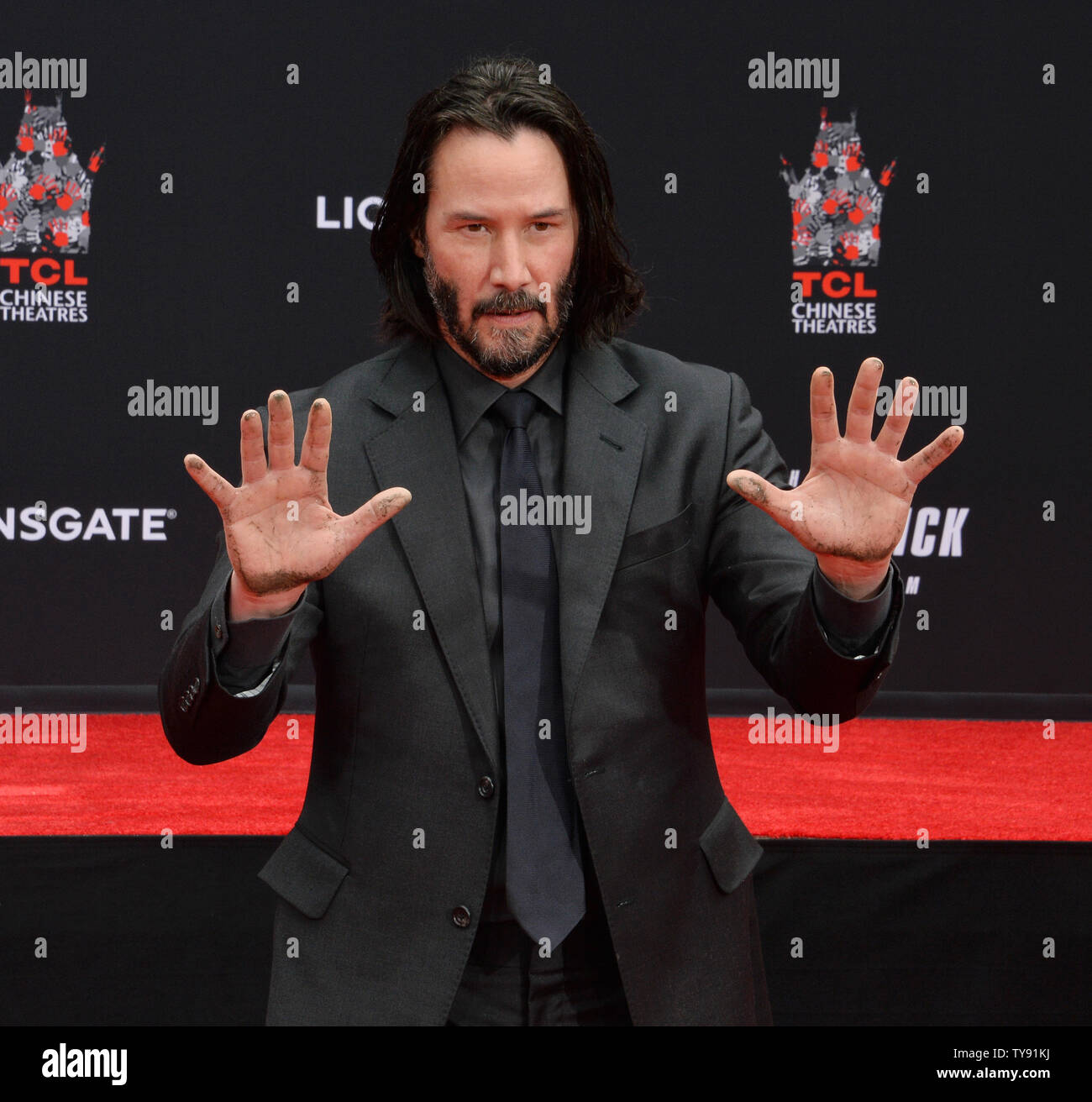 Schauspieler Keanu Reeves beteiligt sich an einem Hand- und Fußabdruck Zeremonie ihm verewigen auf dem Vorplatz des TCL Chinese Theatre (ehemals Grauman's) in den Hollywood in Los Angeles am 14. Mai 2019. Foto von Jim Ruymen/UPI Stockfoto