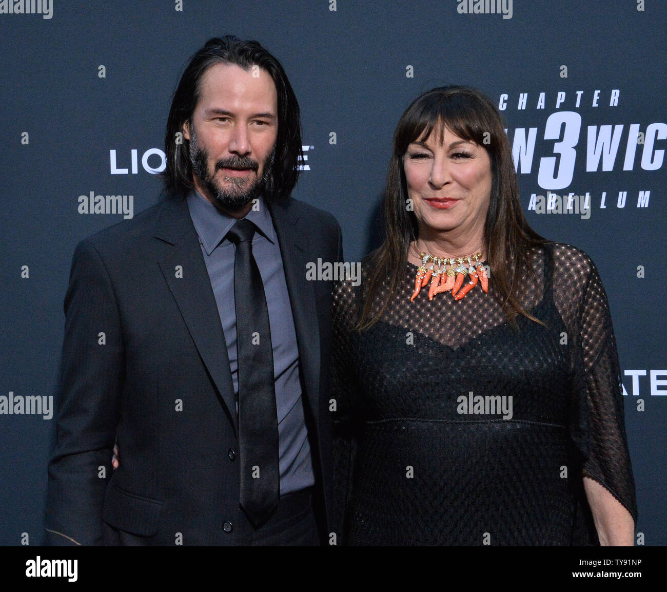 Darsteller Keanu Reeves und Anjelica Huston nehmen an der speziellen Siebung des Motion picture Thriller' John Wick: Kapitel 3 - Parabellum' an der TCL Chinese Theatre in Hollywood" in Los Angeles am 15. Mai 2019. Der Film erzählt die Geschichte des Super-attentäter John Wick, der ist auf der Flucht nach der Tötung ein Mitglied der Gilde der internationalen Assassin, und mit einem $ 14 Mio. Preis auf dem Kopf - er ist das Ziel von Erfolg Männer und Frauen überall. Foto von Jim Ruymen/UPI Stockfoto