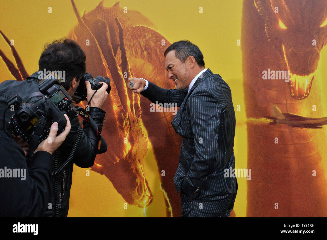 Warf Mitglied Ken Watanabe besucht die Premiere des sci-fi-motion picture" Godzilla: König der Monster" mit ihrem Ehemann Renn Hawkey und ihre Tochter Gytta Lubov Hawkey und Sohn Fynn Hawkey an der TCL Chinese Theatre in Hollywood" in Los Angeles am 18. Mai 2019. Der Film erzählt die Geschichte der Crypto-zoologischen Agentur Monarch überblicken gegen eine Batterie Gottes große Monster, einschließlich der mächtigen Godzilla, der mit Mothra, Rodan, und seine ultimative Nemesis, die drei - kollidiert vorangegangen King Ghidorah. Foto von Jim Ruymen/UPI Stockfoto