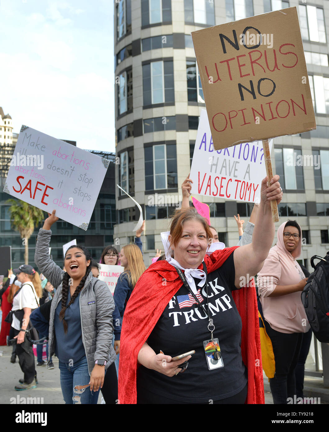 Recht auf Abtreibung befürwortet Welle ihre Zeichen an einer Haltestelle Abtreibung verbietet Kundgebung NARAL Pro-Choice Kalifornien in Los Angeles, Kalifornien am 21. Mai 2019 organisiert. Foto von Chris Kauen/UPI Stockfoto