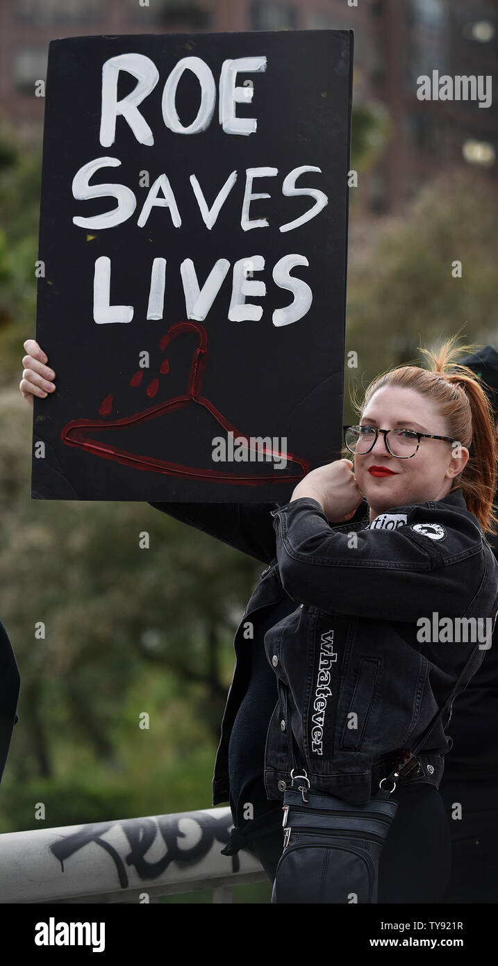 Eine Abtreibung Rights Advocate hält Ihr Schild an einer Haltestelle Abtreibung verbietet Kundgebung NARAL Pro-Choice Kalifornien in Los Angeles, Kalifornien am 21. Mai 2019 organisiert. Foto von Chris Kauen/UPI Stockfoto