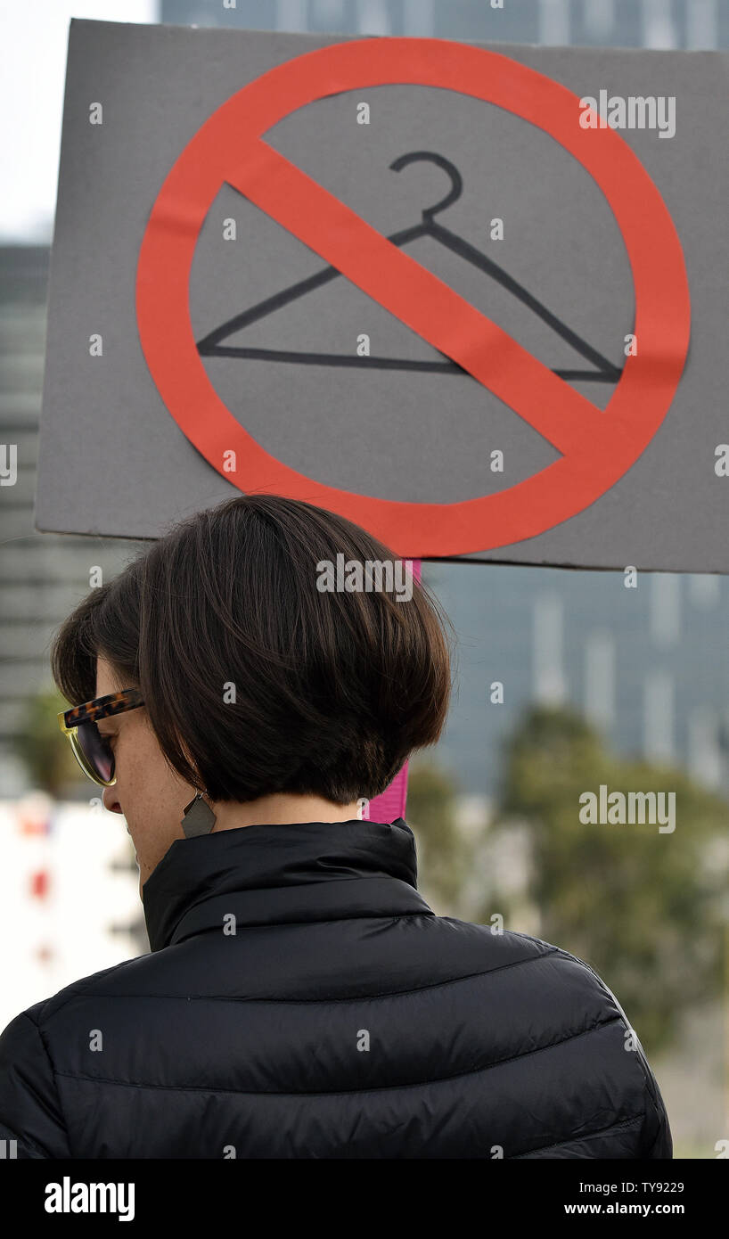 Eine Abtreibung Rights Advocate hält Ihr Schild an einer Haltestelle Abtreibung verbietet Kundgebung NARAL Pro-Choice Kalifornien in Los Angeles, Kalifornien am 21. Mai 2019 organisiert. Foto von Chris Kauen/UPI Stockfoto