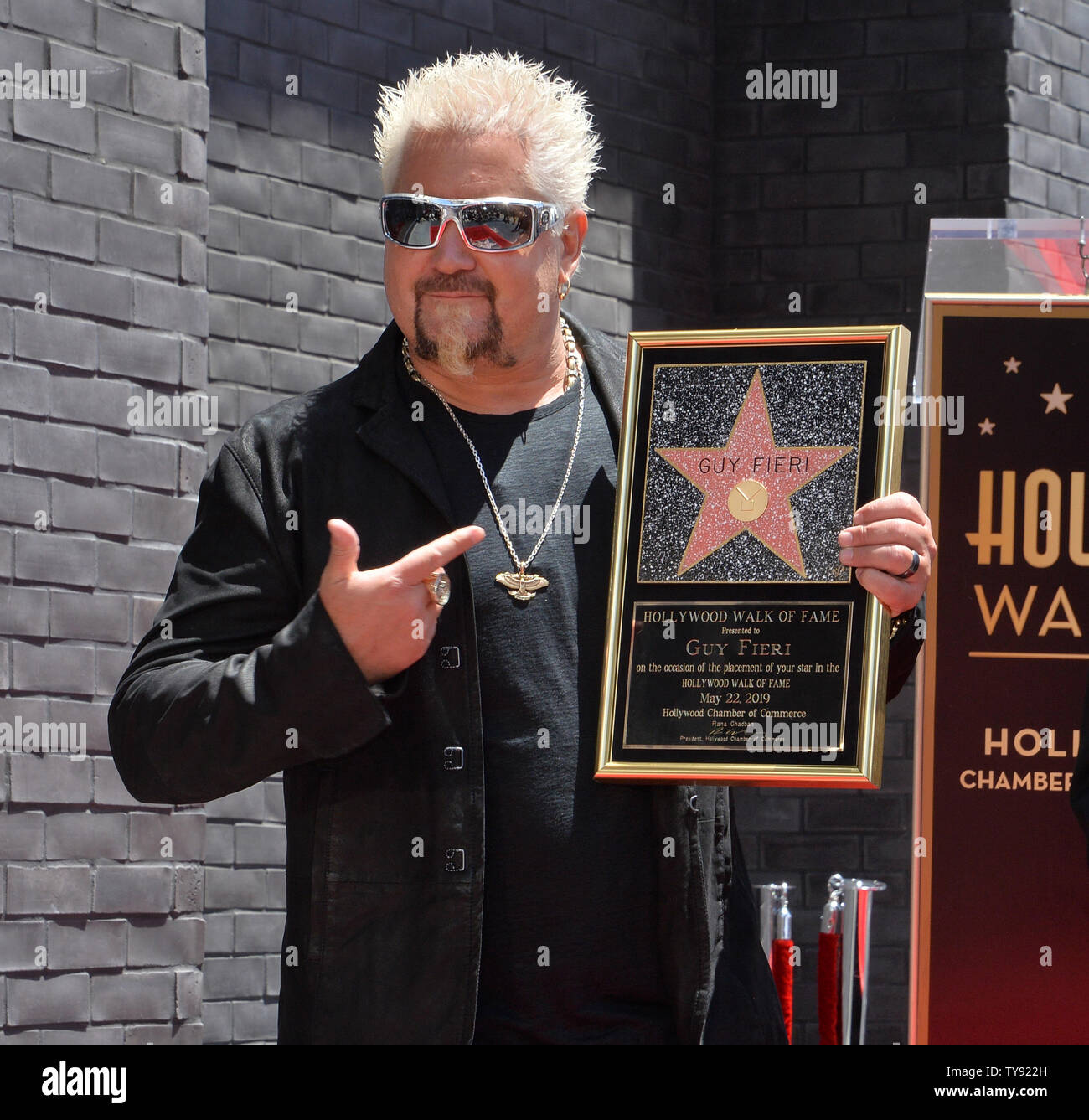 Amerikanische TV-Persönlichkeit, Gastronom und Koch Guy Fieri hält eine Replik Plakette während einer enthüllungsfeier ihn ehrt mit dem 2.664 th Stern auf dem Hollywood Walk of Fame in Los Angeles am 22. Mai 2019. Foto von Jim Ruymen/UPI. Stockfoto