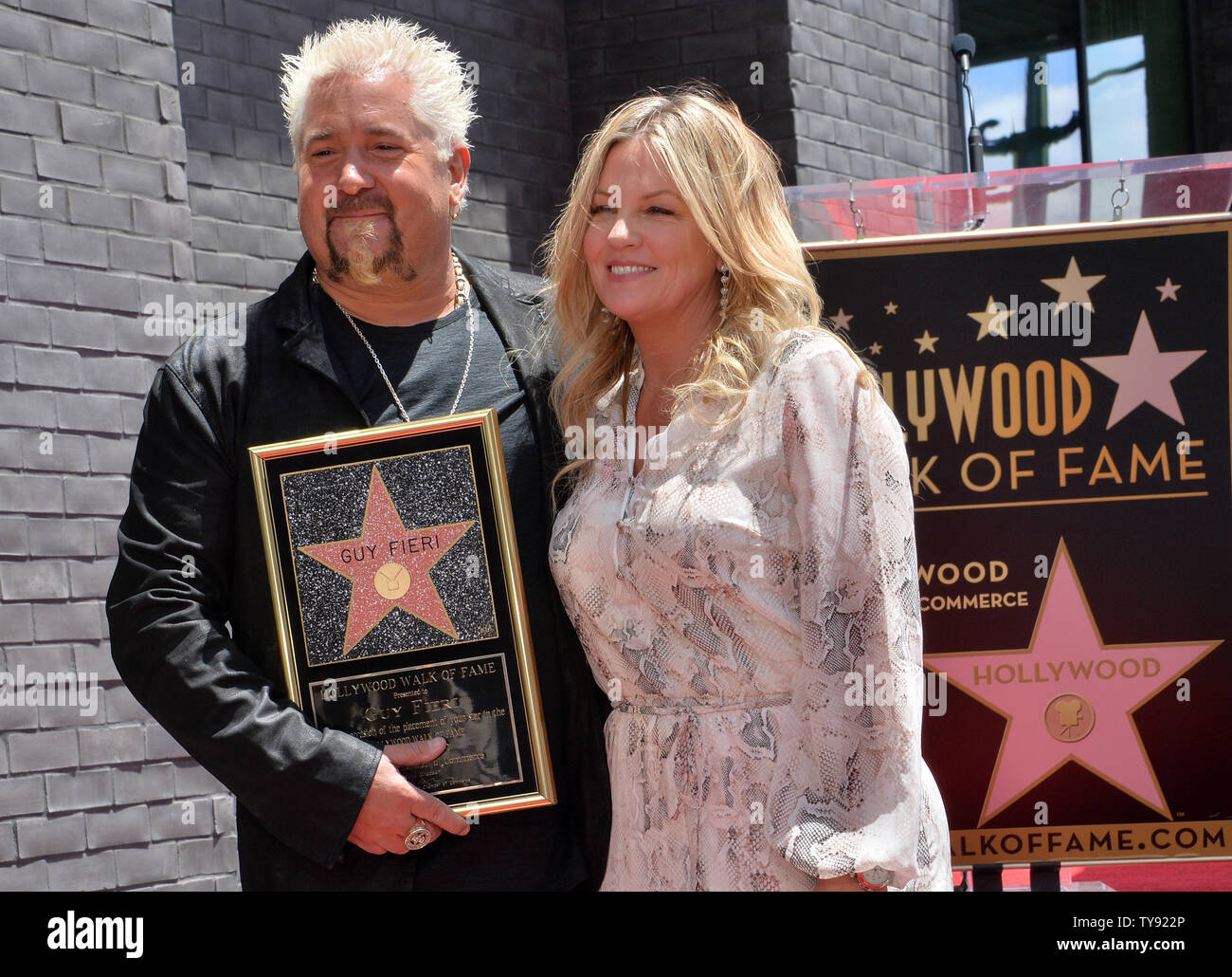 Amerikanische TV-Persönlichkeit, Gastronom und Koch Guy Fieri hält eine Replik Plakette, als er von seiner Frau Lori Fieri während einer enthüllungsfeier ihn ehrt mit dem 2.664 th Stern auf dem Hollywood Walk of Fame ist in Los Angeles am 22. Mai 2019. Foto von Jim Ruymen/UPI. Stockfoto