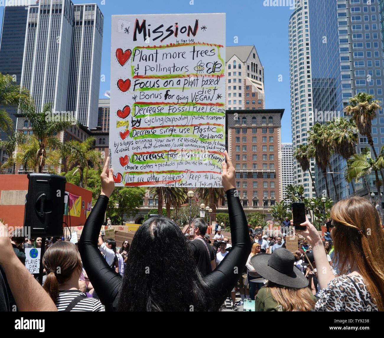 Hunderte von Studenten melden Sie geschätzte 1,8 Millionen Menschen in 125 Ländern in einem globalen Klima Streik in Los Angeles am 24. Mai 2019. Wöchentliche Klima Märsche in Ländern rund um die Welt, von der 16-jährige Organisator Greta Thunberg led, sicherte die Verpflichtung der Europäischen Kommission Präsident Jean-Claude Juncker ein Viertel des Haushalts der Europäischen Union zur Bekämpfung der Klimakrise beginnend im Jahr 2021 zu verbringen. Foto von Jim Ruymen/UPI Stockfoto