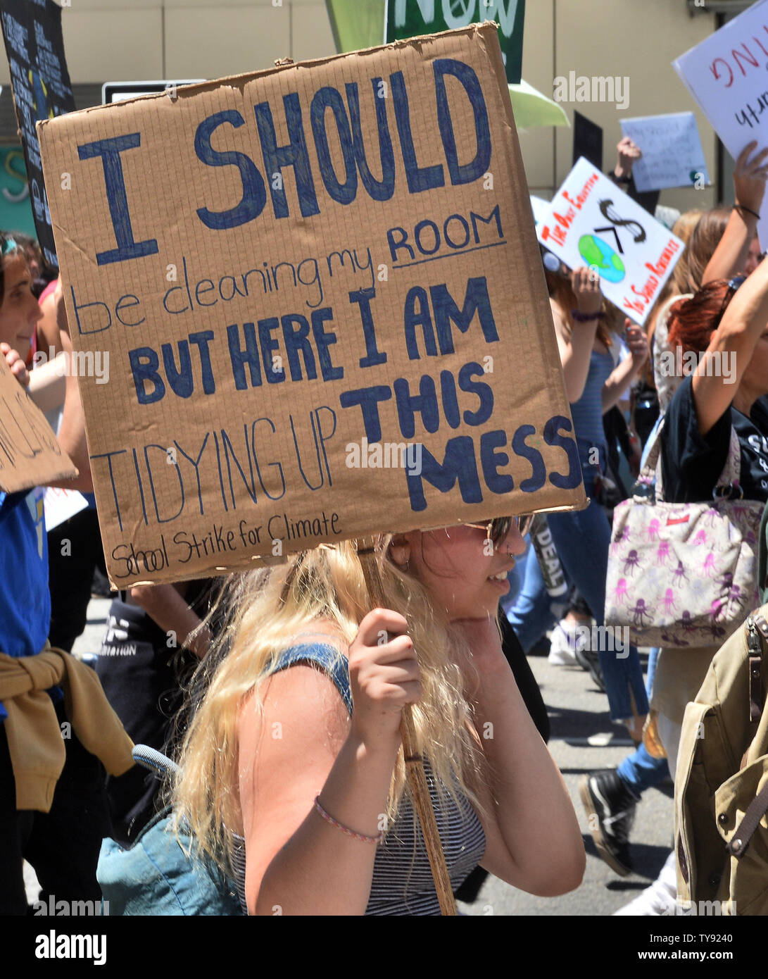 Hunderte von Studenten melden Sie geschätzte 1,8 Millionen Menschen in 125 Ländern in einem globalen Klima Streik in Los Angeles am 24. Mai 2019. Wöchentliche Klima Märsche in Ländern rund um die Welt, von der 16-jährige Organisator Greta Thunberg led, sicherte die Verpflichtung der Europäischen Kommission Präsident Jean-Claude Juncker ein Viertel des Haushalts der Europäischen Union zur Bekämpfung der Klimakrise beginnend im Jahr 2021 zu verbringen. Foto von Jim Ruymen/UPI Stockfoto