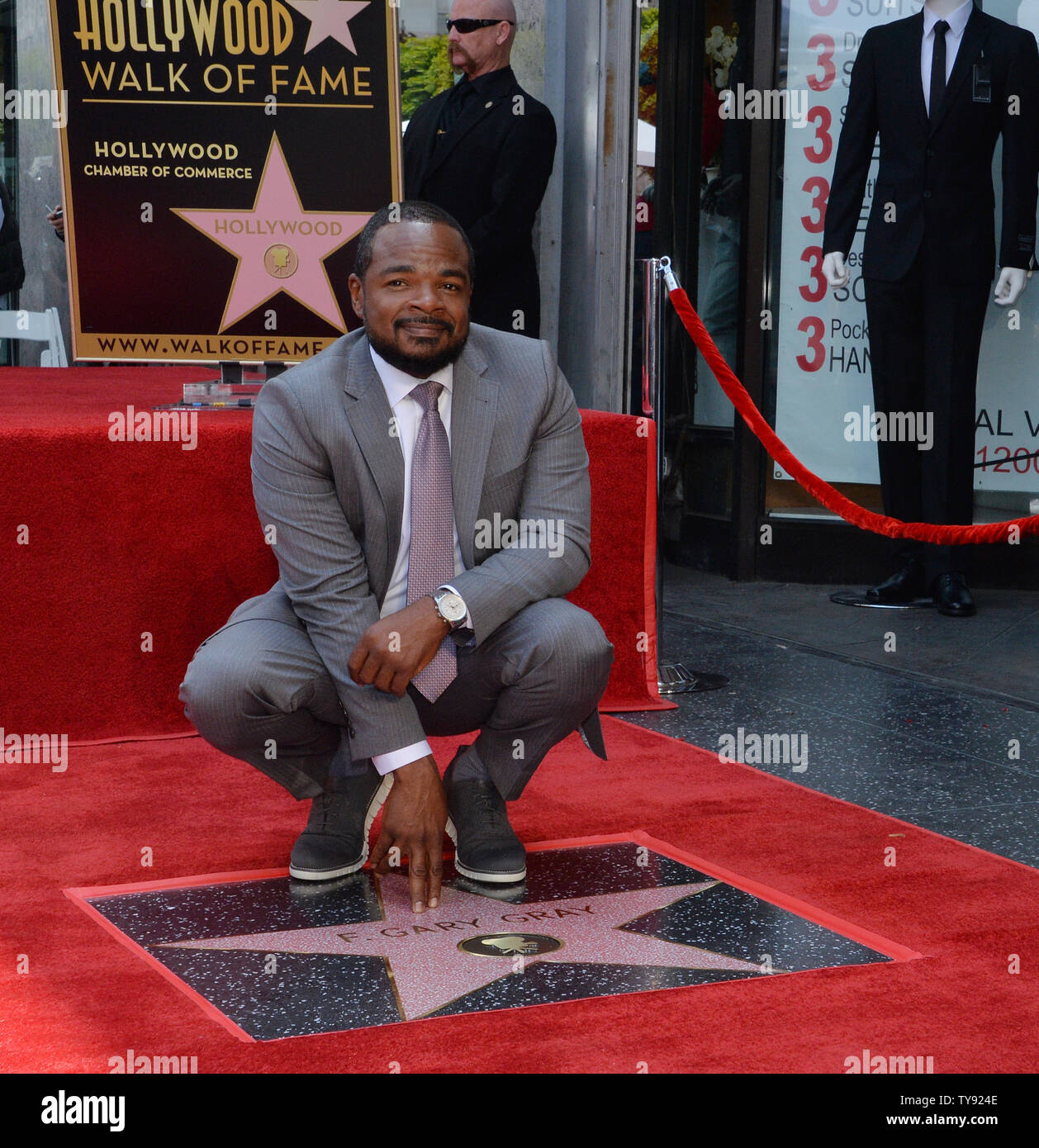 Direktor f. Gary Gray berührt seine Sterne während einer enthüllungsfeier ihn ehrt mit dem 2.665 th Stern auf dem Hollywood Walk of Fame in Los Angeles am 28. Mai 2019. Foto von Jim Ruymen/UPI. Stockfoto
