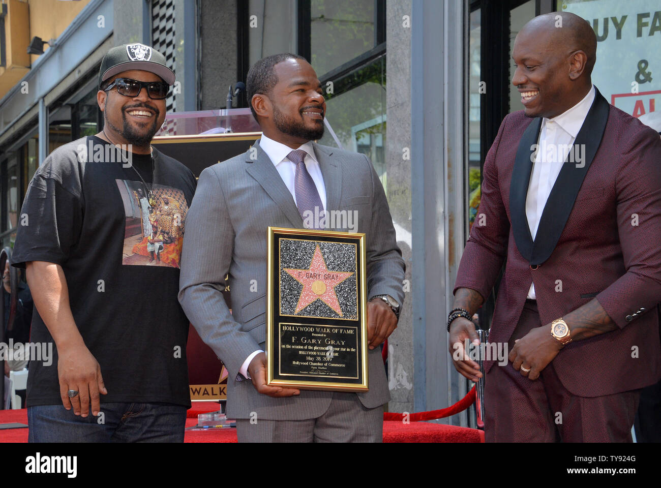 Direktor f. Gary Gray (C) verbunden ist, Rapper und Schauspieler Ice Cube (L) und Schauspieler Tyrese Gibson während einer enthüllungsfeier ihn ehrt mit dem 2.665 th Stern auf dem Hollywood Walk of Fame in Los Angeles am 28. Mai 2019. Foto von Jim Ruymen/UPI. Stockfoto