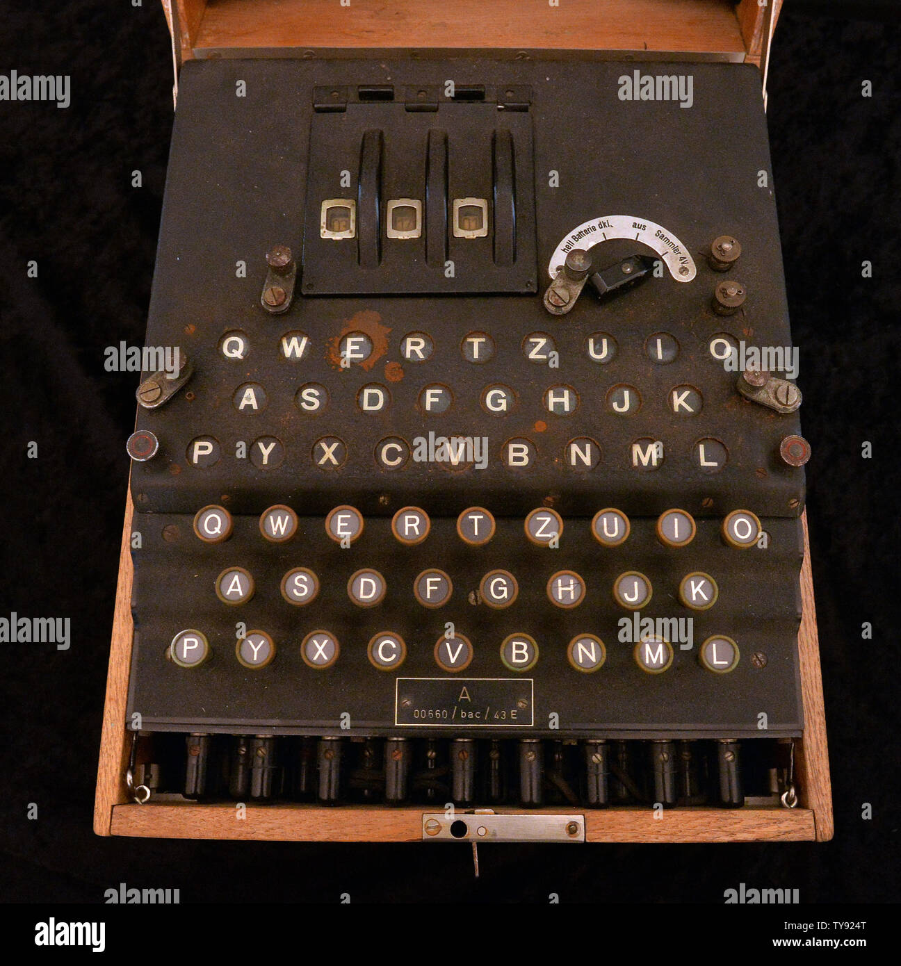 Eine seltene 3-cipher Rotor design Enigma Maschine (M3 von den Deutschen während des Zweiten Weltkriegs verwendet) (dargestellt) online am Mai 30, 2019 versteigert werden. Deutschland verwendet die Enigma Maschine von 1934 bis zum Ende des Krieges im Jahr 1945. Die Enigma Maschine könnte jagt die Buchstaben in eine von 17,576 Kombinationen mit Ausnahme der Verwendung von seinem ursprünglichen Schreiben. Wie in der von der Kritik gefeierten Film "die Nachahmung Spiel'', britischer Wissenschaftler Alan Turings Bemühungen, die Enigma zu dekodieren erlaubt die Verbündeten viele codierte Kommunikation die Deutsche Chiffren" zu dekonstruieren. Enigma Maschinen sind jetzt sehr Stockfoto