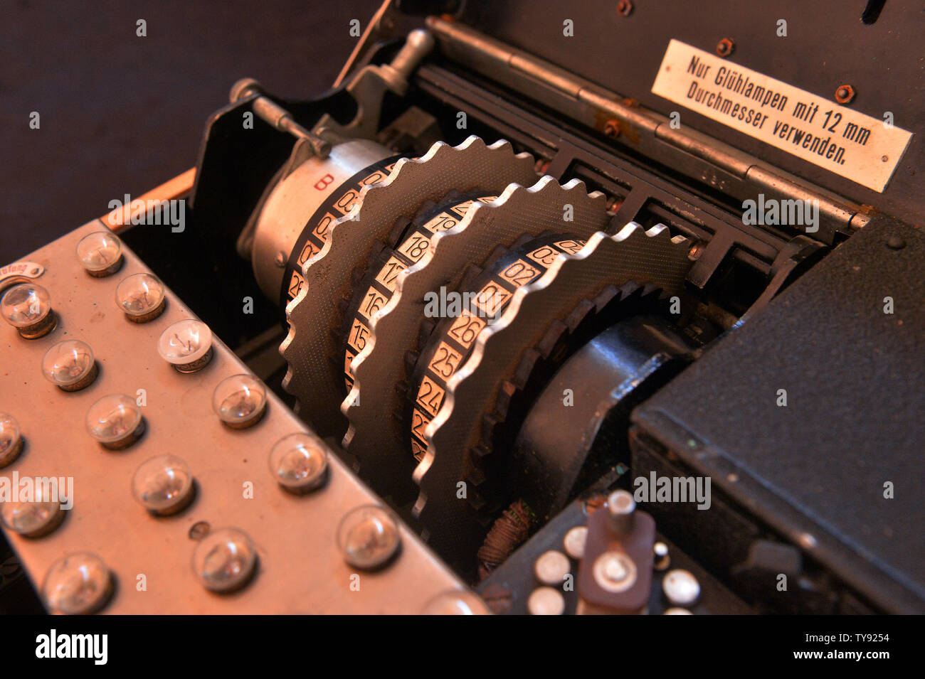 Eine seltene 3-cipher Rotor design Enigma Maschine (M3 von den Deutschen während des Zweiten Weltkriegs verwendet) (dargestellt) online am Mai 30, 2019 versteigert werden. Deutschland verwendet die Enigma Maschine von 1934 bis zum Ende des Krieges im Jahr 1945. Die Enigma Maschine könnte jagt die Buchstaben in eine von 17,576 Kombinationen mit Ausnahme der Verwendung von seinem ursprünglichen Schreiben. Wie in der von der Kritik gefeierten Film "die Nachahmung Spiel'', britischer Wissenschaftler Alan Turings Bemühungen, die Enigma zu dekodieren erlaubt die Verbündeten viele codierte Kommunikation die Deutsche Chiffren" zu dekonstruieren. Enigma Maschinen sind jetzt sehr Stockfoto